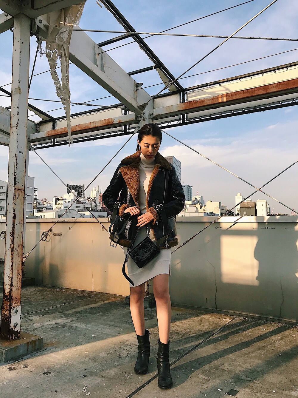 「シンプル、ムートン、冬コーデ、ニットワンピース、ムートンコート、きれいめカジュアル、ootd、ALLSAINTS　、オトナカジュアル、パテントレザー」｜「ALLSAINTSのZEP SHOULDER BAG（ショルダーバッグ、ブラック系）」を使った、Angieさん（レディース・173cm）の秋コーディネートの1枚目の写真