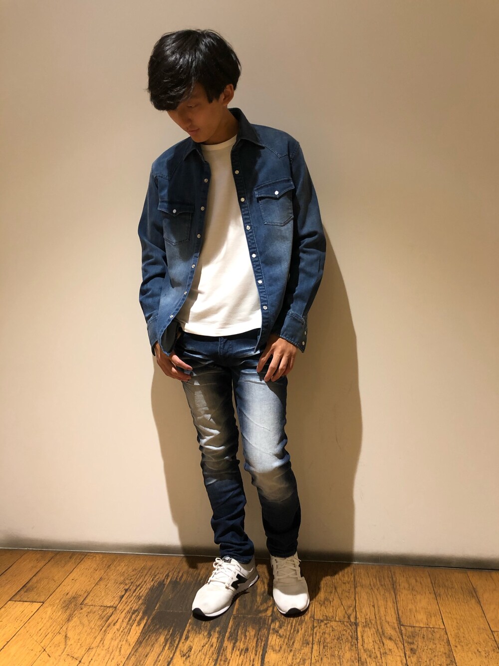 「デニム、デニムパンツ、デニムジャケット、セットアップ、白Tシャツ、秋のコーデ、秋コーデ、白スニーカー」｜「TETE HOMMEのアイテム（デニムジャケット、ブルー系）」を使った、おまつさん（メンズ・163cm）の夏コーディネートの1枚目の写真