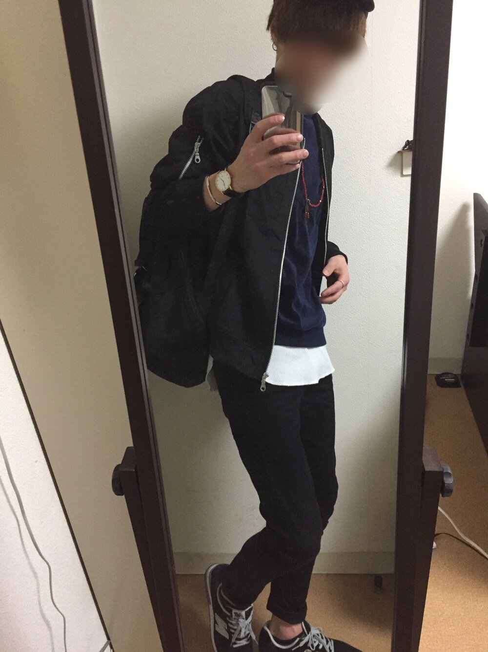 「シンプルコーデ、おしゃれさんと繋がりたい、春、キャップ、MA-1、New Balance、リュック、黒スキニー、いいね、save、フォローお願いします🤑」｜「Right-onの【BACK NUMBER】MA-1タイプジャケット（MA-1、ブラック系）」を使った、しぇきさん（メンズ・173cm）の冬コーディネートの1枚目の写真
