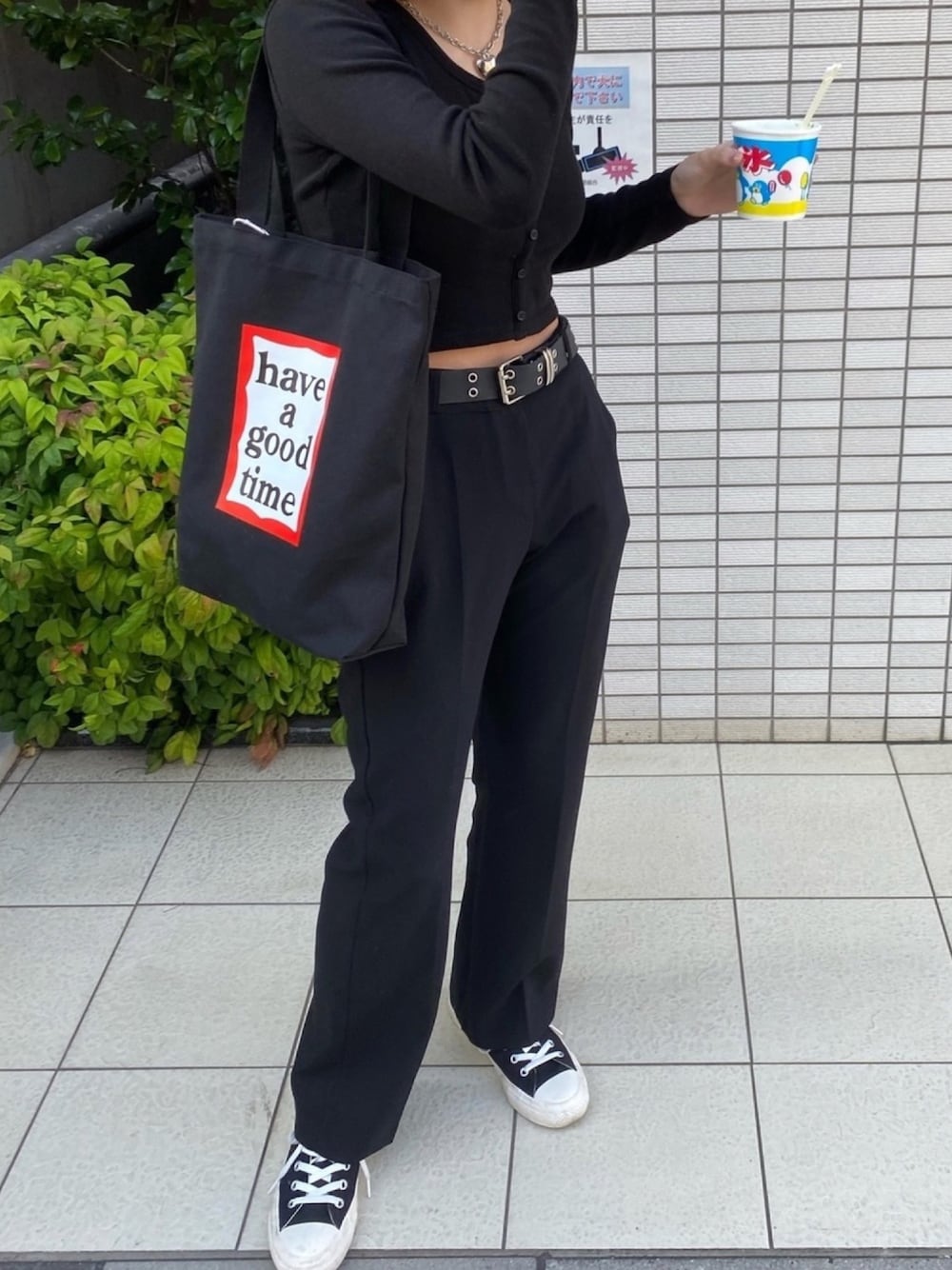 「ブラックコーデ、シンプルコーデ、スラックス、コンバース、韓国ファッション」｜「CONVERSEのアイテム（スニーカー、ブラック系）」を使った、레나さん（レディース・160cm）の夏コーディネートの1枚目の写真