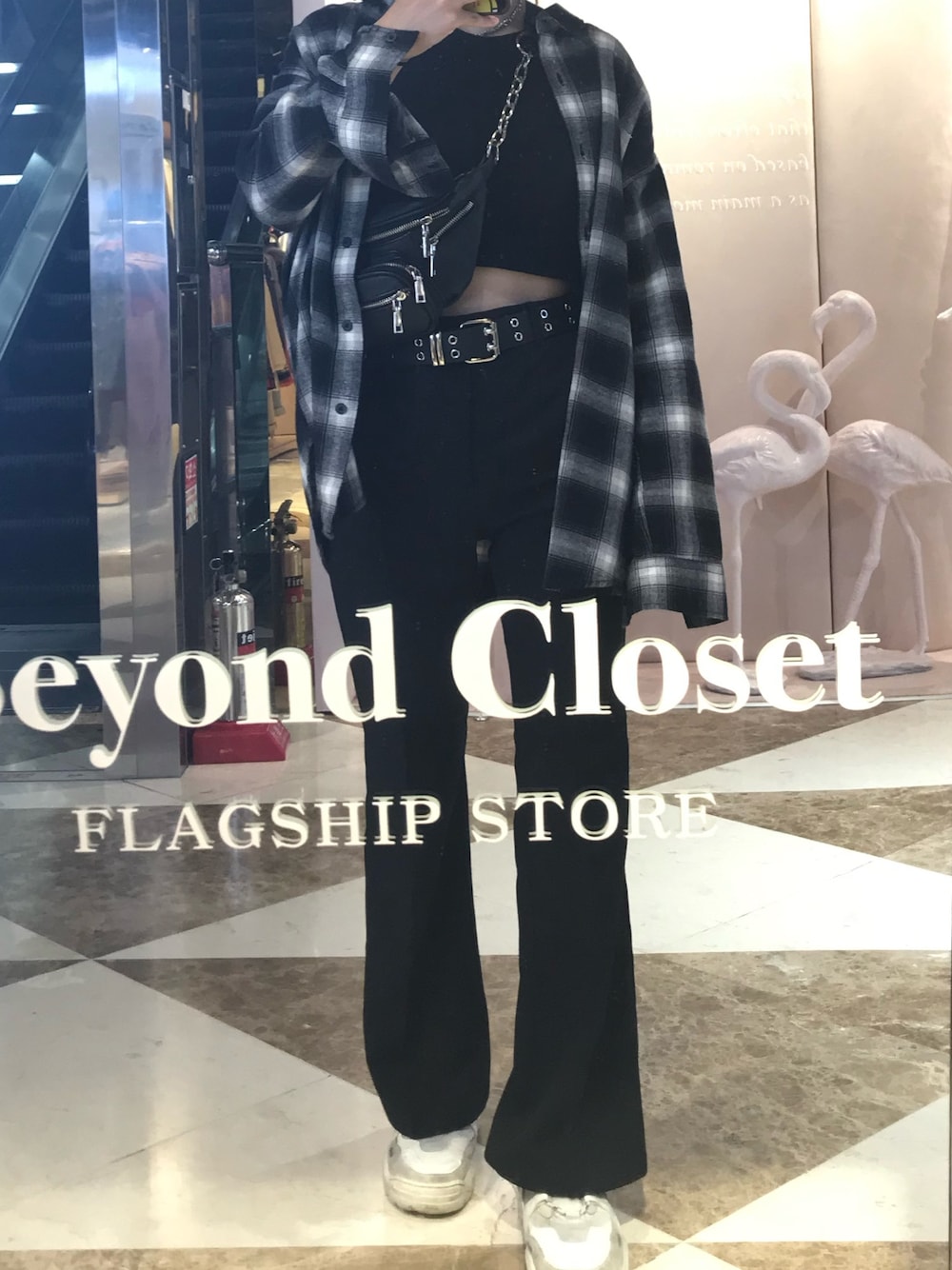 「韓国ファッション、韓国コーデ、韓国ブランド、ブラックコーデ、スラックス、シャツスタイル、チェックシャツ、スラックスコーデ」｜「OPEN THE DOORのアイテム（ボディバッグ/ウエストポーチ、ブラック系）」を使った、레나さん（レディース・160cm）の夏コーディネートの1枚目の写真