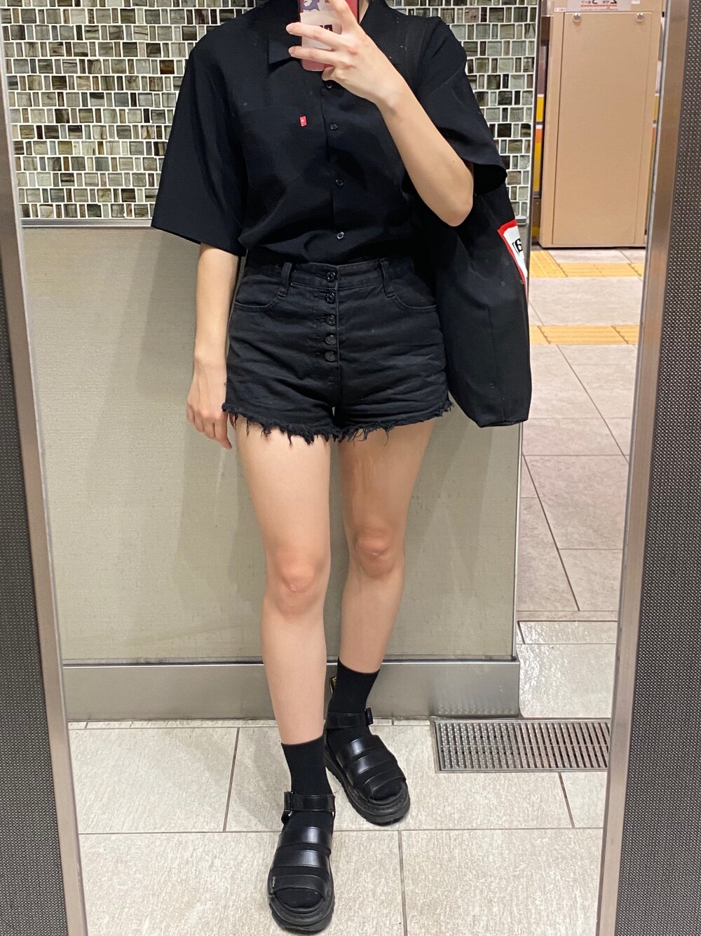 「シンプルコーデ、ブラックコーデ、韓国ファッション、韓国コーデ、ブラック、スクールコーデ、オールブラック」｜「mixxmixのアイテム（デニムパンツ、ブラック系）」を使った、레나さん（レディース・160cm）の夏コーディネートの1枚目の写真