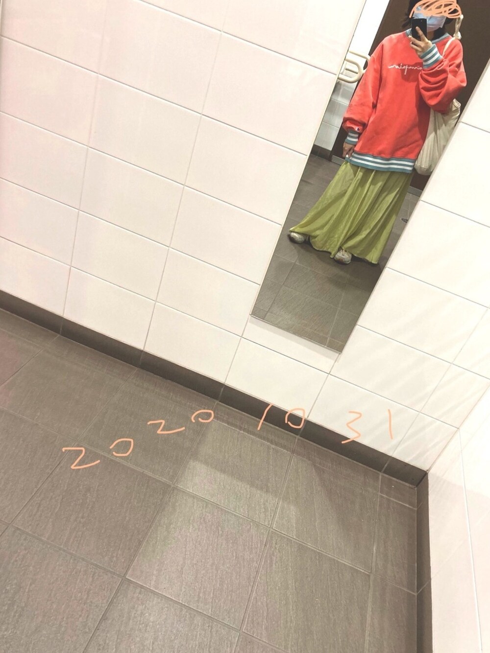 「秋コーデ、メンズライク」｜「Championのアイテム（スウェット、オレンジ系）」を使った、rhさん（レディース・145cm）の秋コーディネートの1枚目の写真