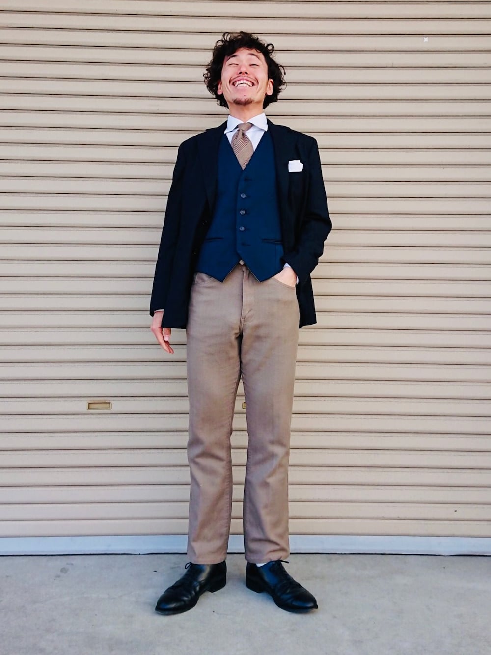 「春コーデ、春、古着、30代、ジャケパン、シャツ、シャツスタイル、ネクタイ、タイドアップ、ブーツカット」｜「Do1Sewingのアイテム（シャツ/ブラウス、ホワイト系）」を使った、YSKさん（メンズ・170cm）の春コーディネートの1枚目の写真
