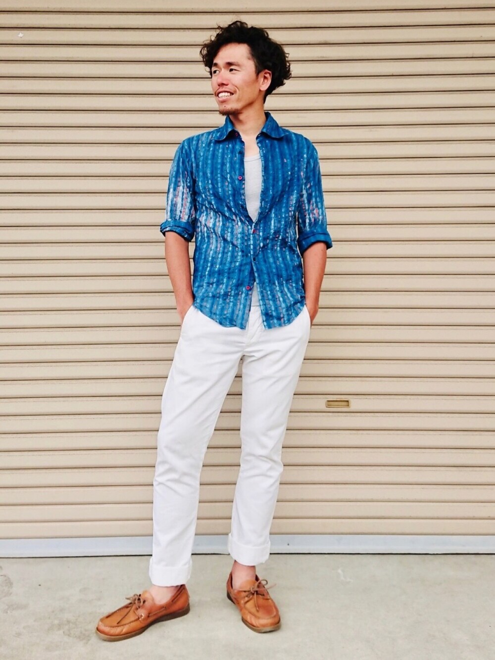 「シャツ、シャツコーデ、シャツスタイル、インディゴ、白パンツ、デッキシューズ、古着、vintage、30代」｜「Perfect blueのアイテム（シャツ/ブラウス、ブルー系）」を使った、YSKさん（メンズ・170cm）の夏コーディネートの1枚目の写真