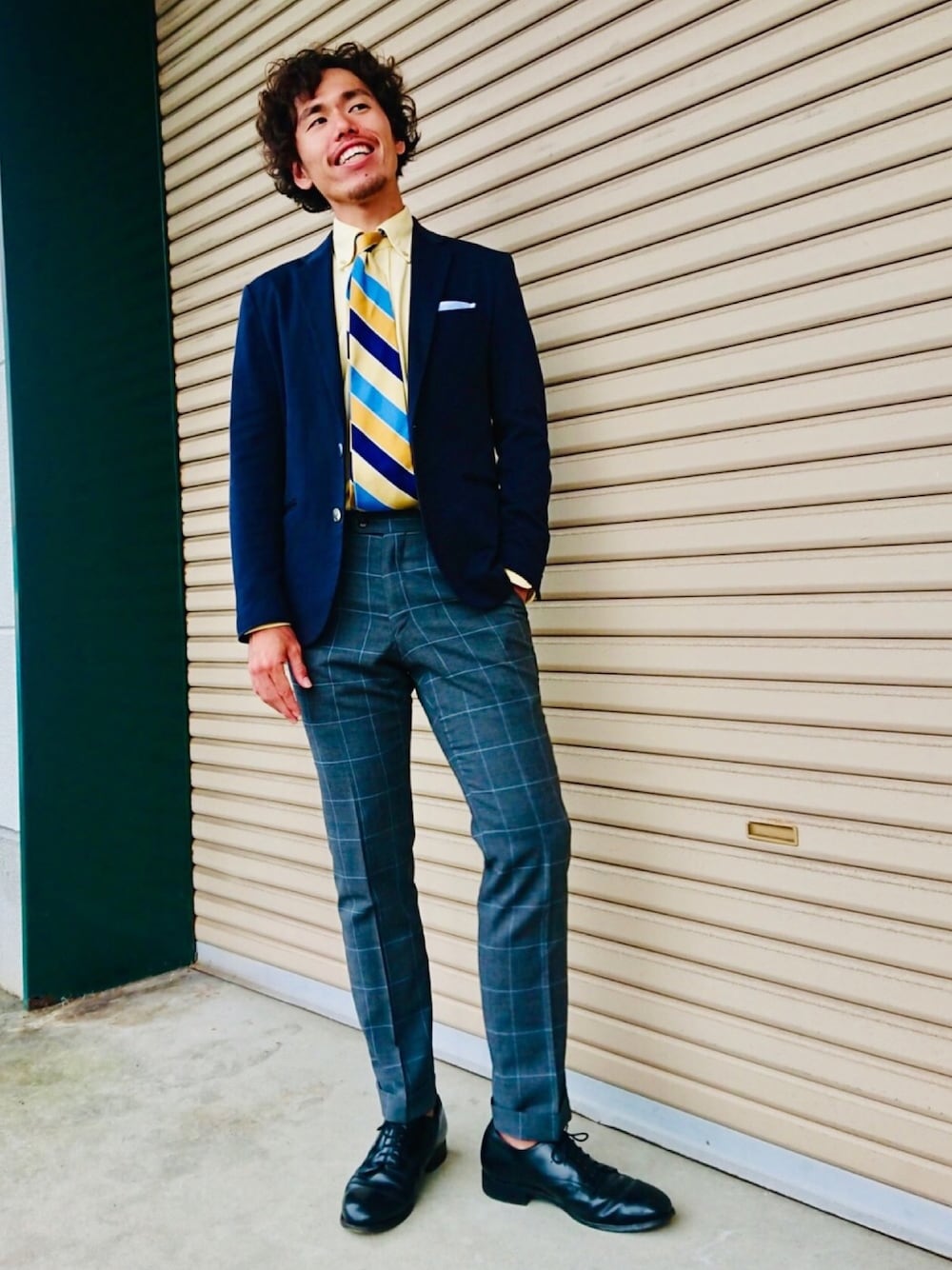 イエロー系のシャツ/ブラウス、グレー系のスラックス、その他のネクタイを着用したメンズの夏コーディネートの1枚目の写真