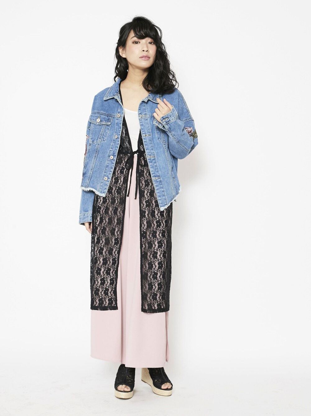 ブラック系のその他アウターを着用したレディースの春コーディネートの1枚目の写真