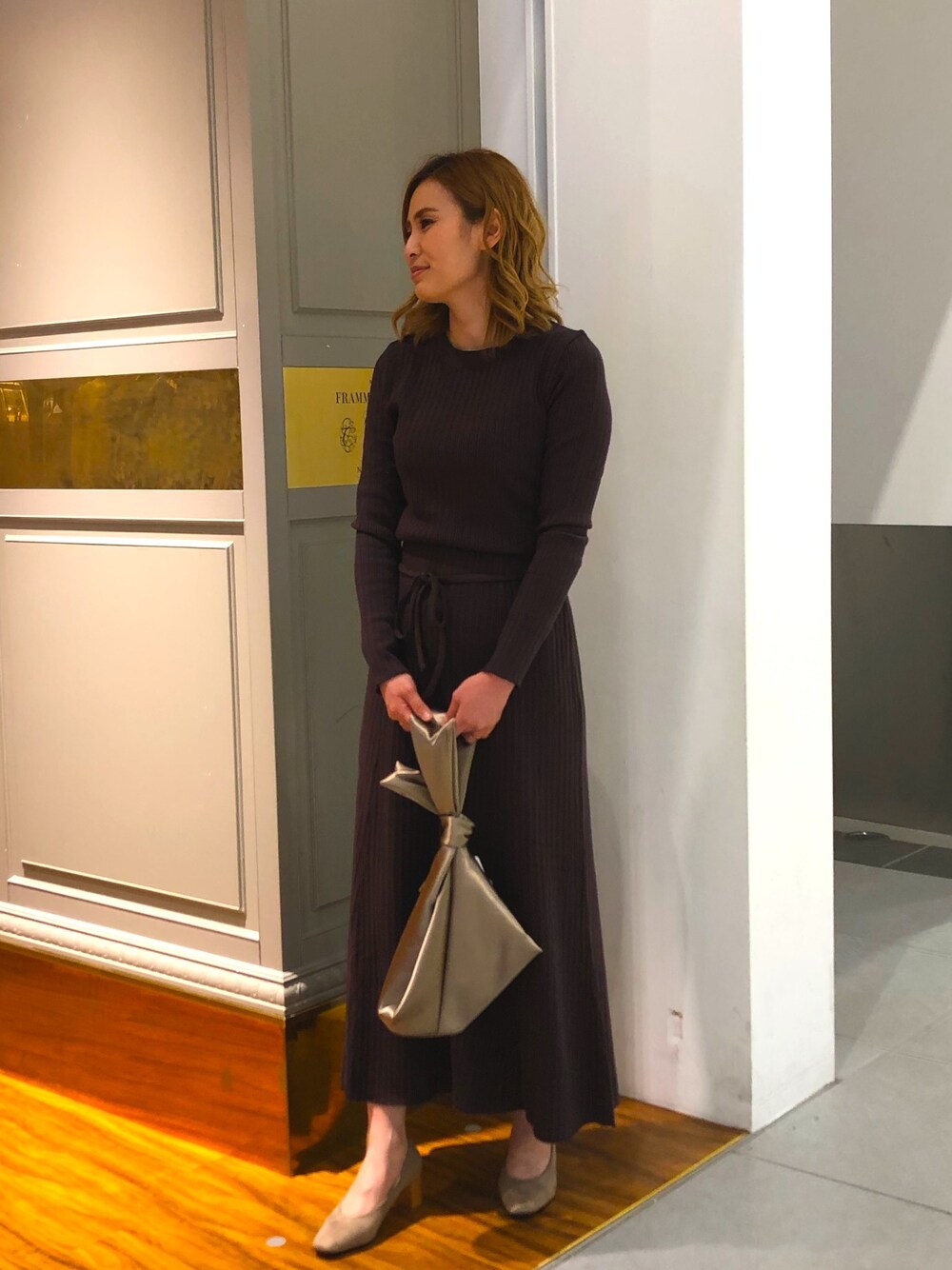 ブラウン系のTシャツ/カットソー、ブラウン系のスカート、グレー系のショルダーバッグを着用したレディースの夏コーディネートの1枚目の写真