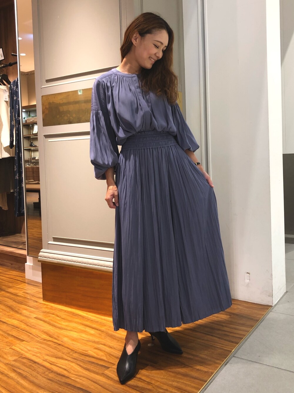 「フォーマルスタイル、セットアップスタイル、ブラウス×スカート、大人コーデ、デートスタイル（WOMEN）、お食事会、アキコーデ、おしゃれさんと繋がりたい、秋服準備はじめました、スカート」｜「NANO universeの割繊サテンギャザーブラウス（シャツ/ブラウス、グレー系）」を使った、nano・universe ららぽーと海老名 Womensさん（レディース・160cm）の秋コーディネートの1枚目の写真