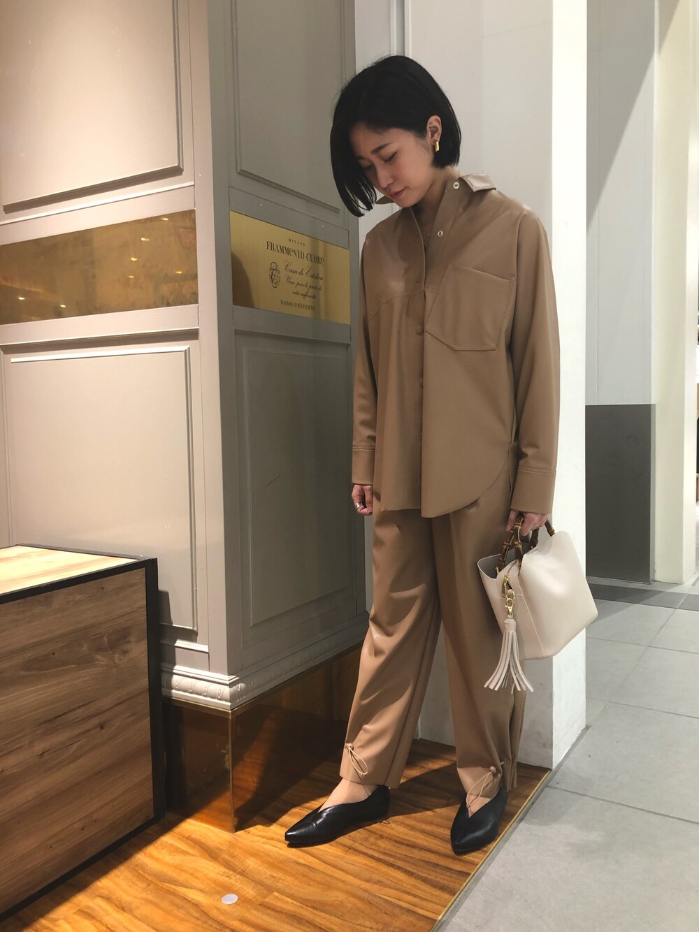 ベージュ系のシャツ/ブラウス、ベージュ系のその他パンツ、ブラック系のパンプスを着用したレディースの冬コーディネートの1枚目の写真