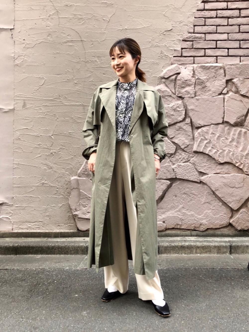 「RECOMMEND  ITEM STYLING、SPRING OUTER STYLE、SPRING COAT STYLING」｜「BEAUTY&YOUTH UNITED ARROWSのBY∴ Vカットスクエアトゥフラットシューズ 1.0（パンプス、ブラック系）」を使った、MONAMIさん（レディース・155cm）の冬コーディネートの1枚目の写真