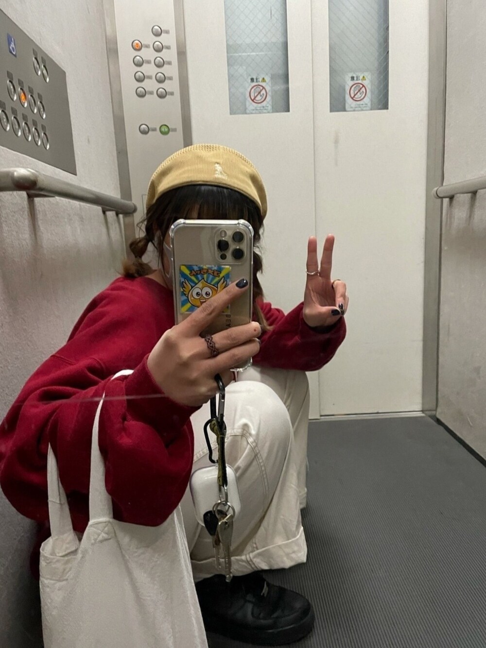 「休日スタイル、シンプルコーデ、ゴメちゃん、鏡撮り、ゆるコーデ、スニーカー」｜「ゴメちゃん❤︎のアイテム（ステッカー/テープ、ゴールド系）」を使った、ゴメちゃん❤︎さん（レディース・160cm）の春コーディネートの1枚目の写真