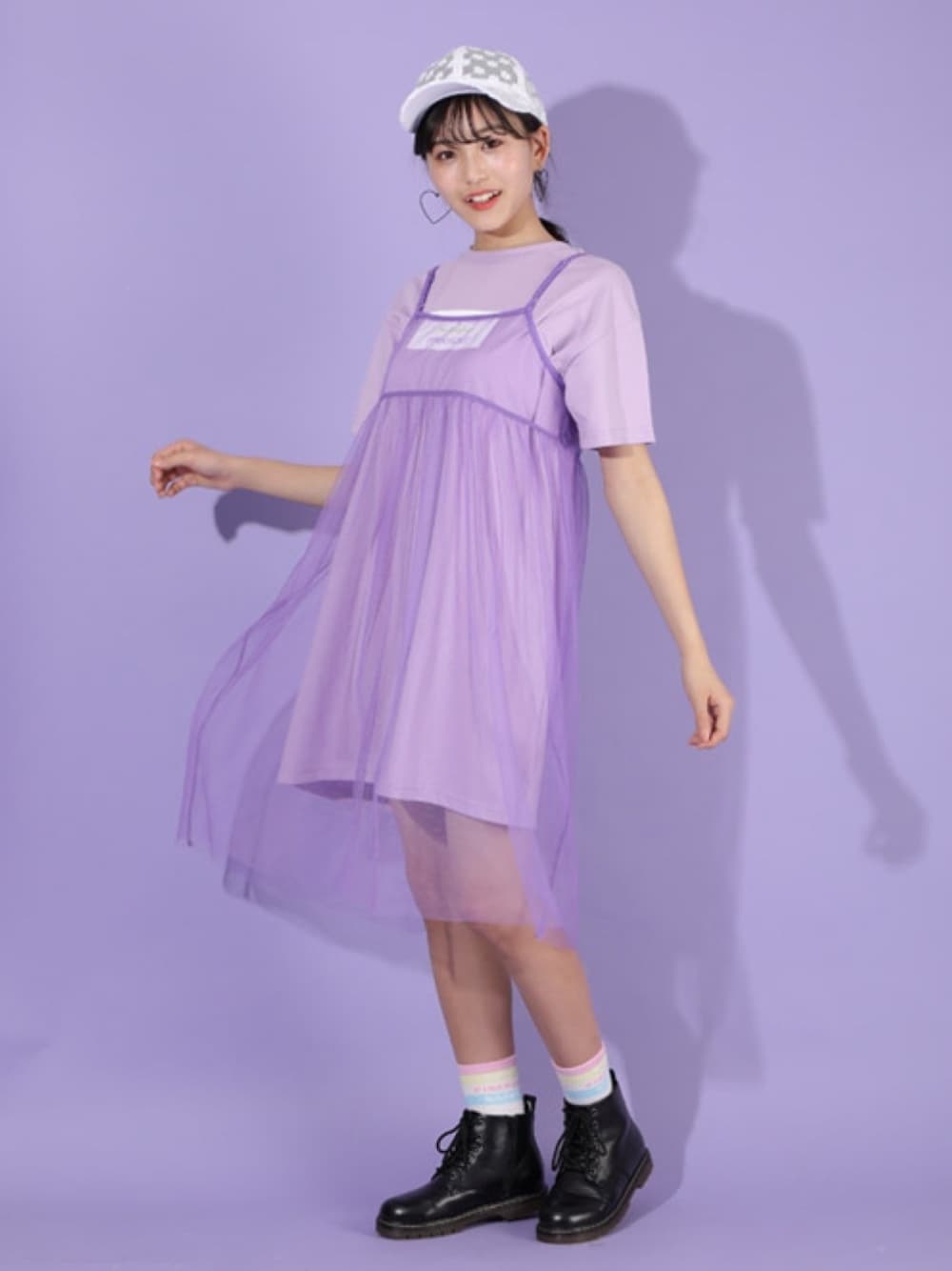 パープル系のワンピース、ホワイト系のソックス/靴下を着用したキッズの夏コーディネートの1枚目の写真