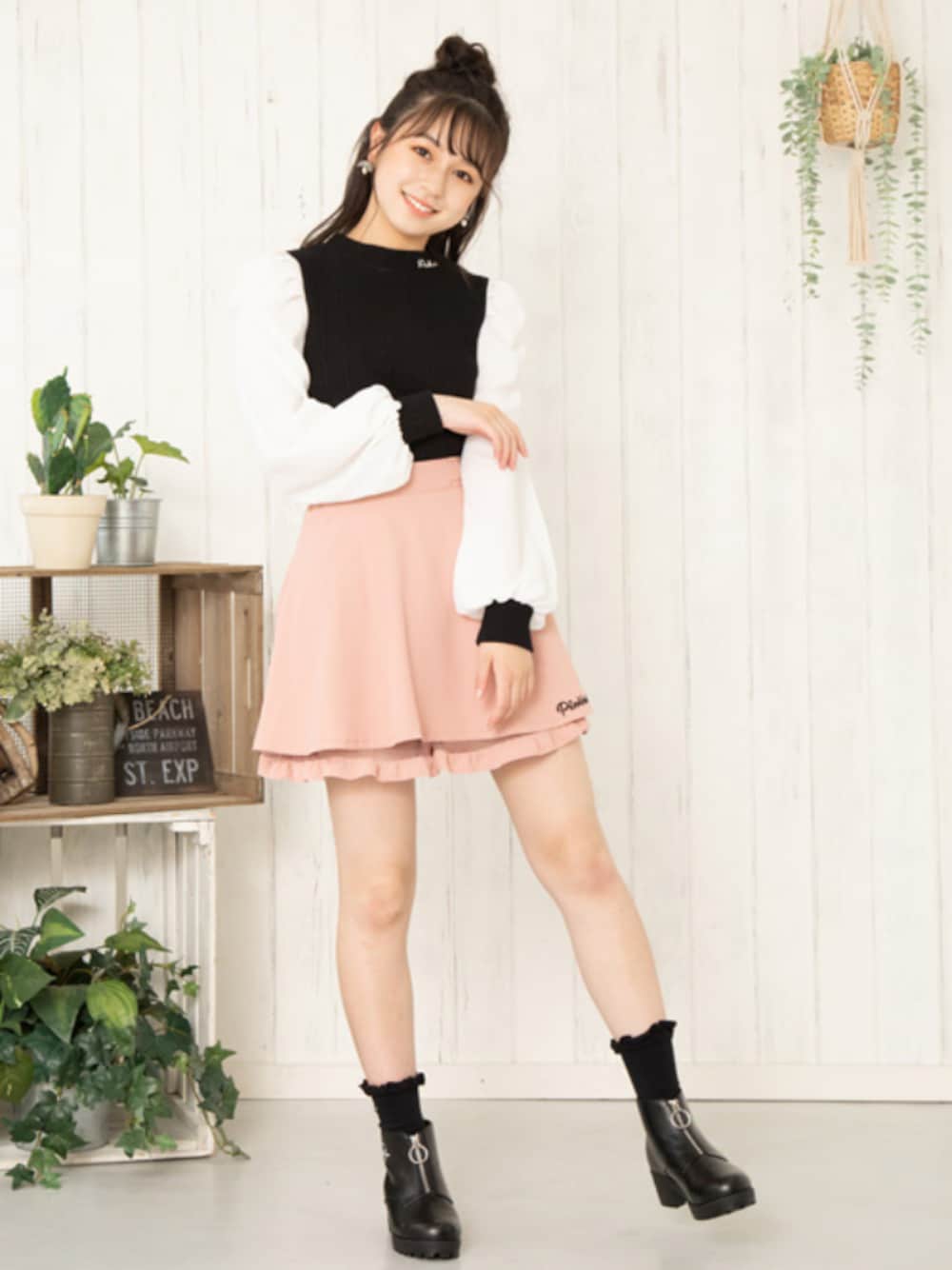 ピンク系のデニムスカート、ブラック系のTシャツ/カットソーを着用したキッズの夏コーディネートの1枚目の写真