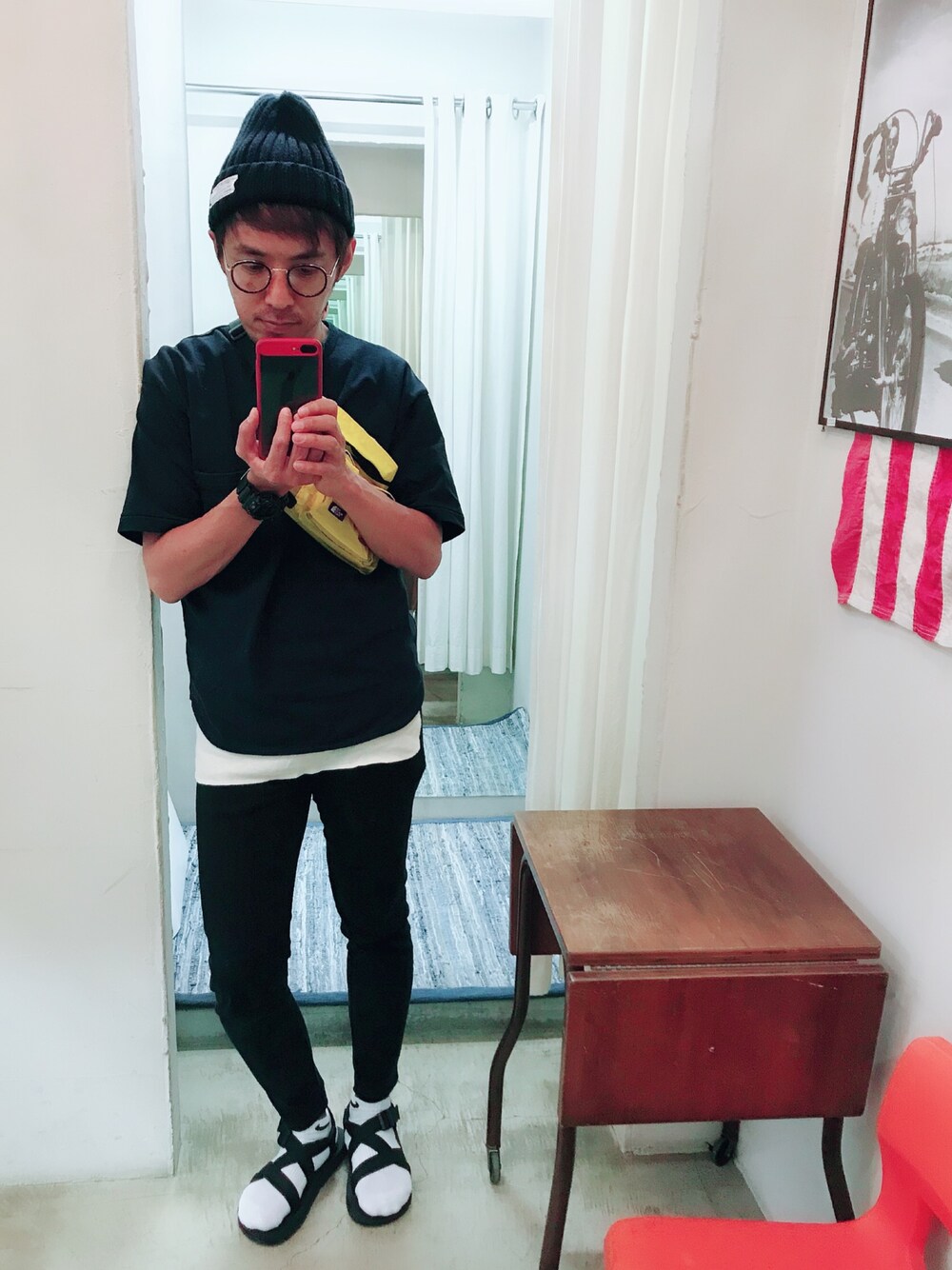 ブルー系のTシャツ/カットソー、ホワイト系のタンクトップ、ブラック系のその他パンツを着用したメンズの春コーディネートの1枚目の写真