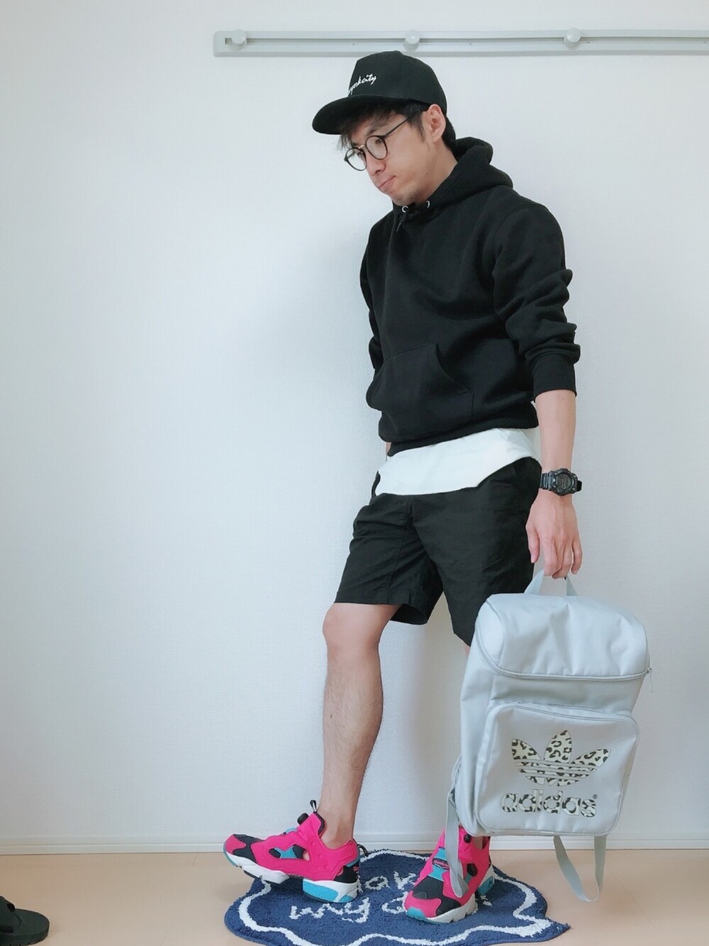 「レイヤードスタイル、パーカー×ショートパンツ、グラミチ、ポンプフューリー、キャップ、黒×ピンク、アラフォー、メガネ男子、カジュアル」｜「GUのアイテム（パーカー、ブラック系）」を使った、GOさん（メンズ・172cm）の春コーディネートの1枚目の写真