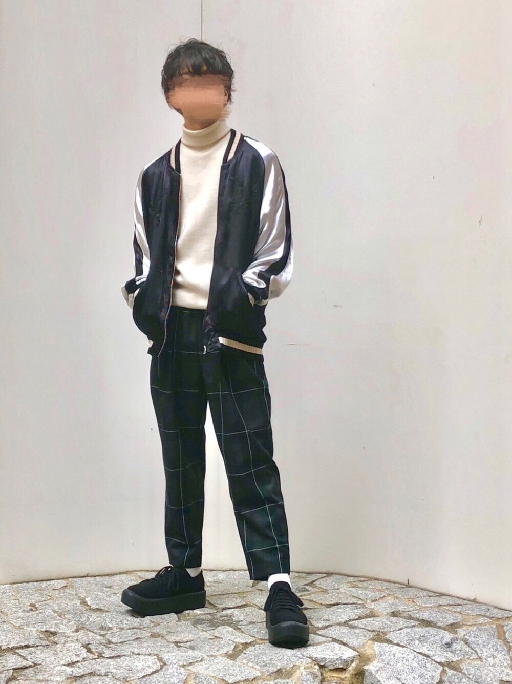 「秋コーデ、冬コーデ、チェックパンツ、スカジャン、タートルネック、ゆるコーデ、古着MIX、大学生、シンプル、グリーン」｜「MONKEY TIMEのアイテム（スタジャン、ブラック系）」を使った、ukiさん（メンズ・174cm）の秋コーディネートの1枚目の写真