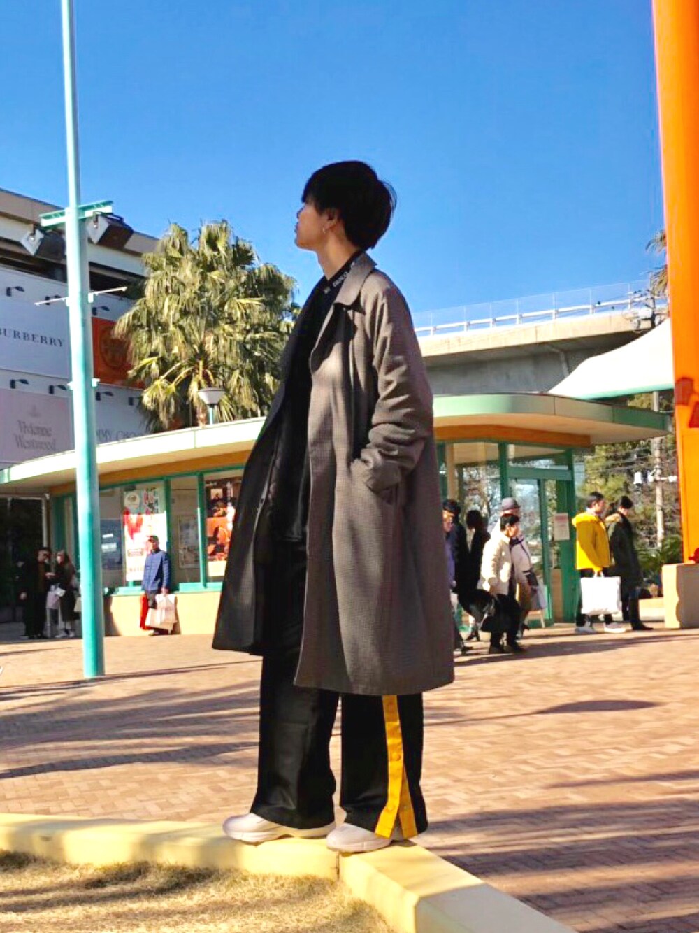 「スニーカーコーデ、ラインパンツ、白スニーカー、ダッドスニーカー、モックネック、ブラックコーデ、サイドライン、韓国ファッション、休日スタイル、初心者」｜「HAREのアイテム（ステンカラーコート、ホワイト系）」を使った、ukiさん（メンズ・174cm）の冬コーディネートの1枚目の写真