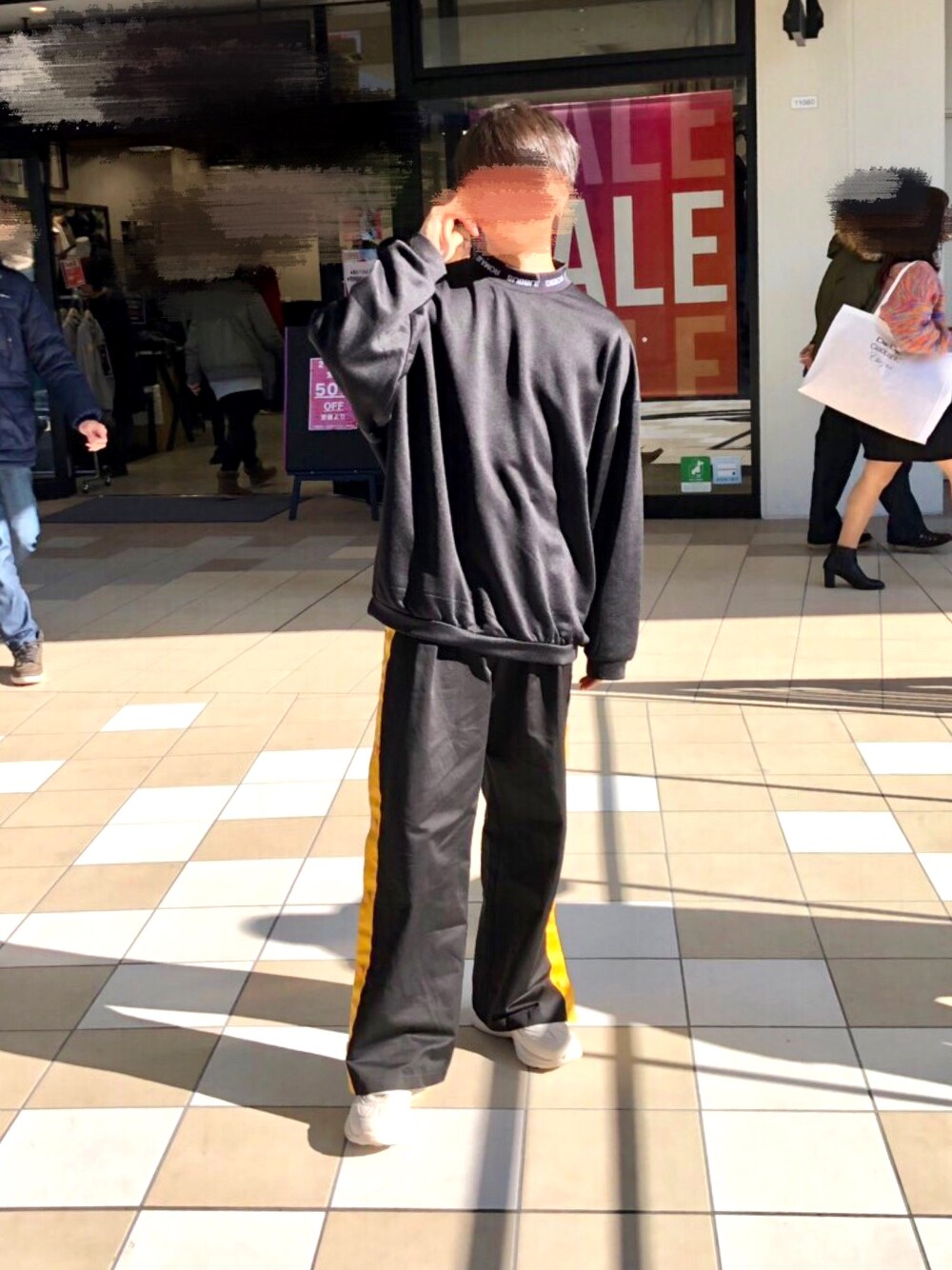 「スニーカーコーデ、ootd、ブラック、白スニーカー、ラインパンツ、モックネック、ゆるコーデ、オーバーサイズ、だぼだぼ、ラフ」｜「Lui'sのアイテム（スウェット、ブラック系）」を使った、ukiさん（メンズ・174cm）の冬コーディネートの1枚目の写真