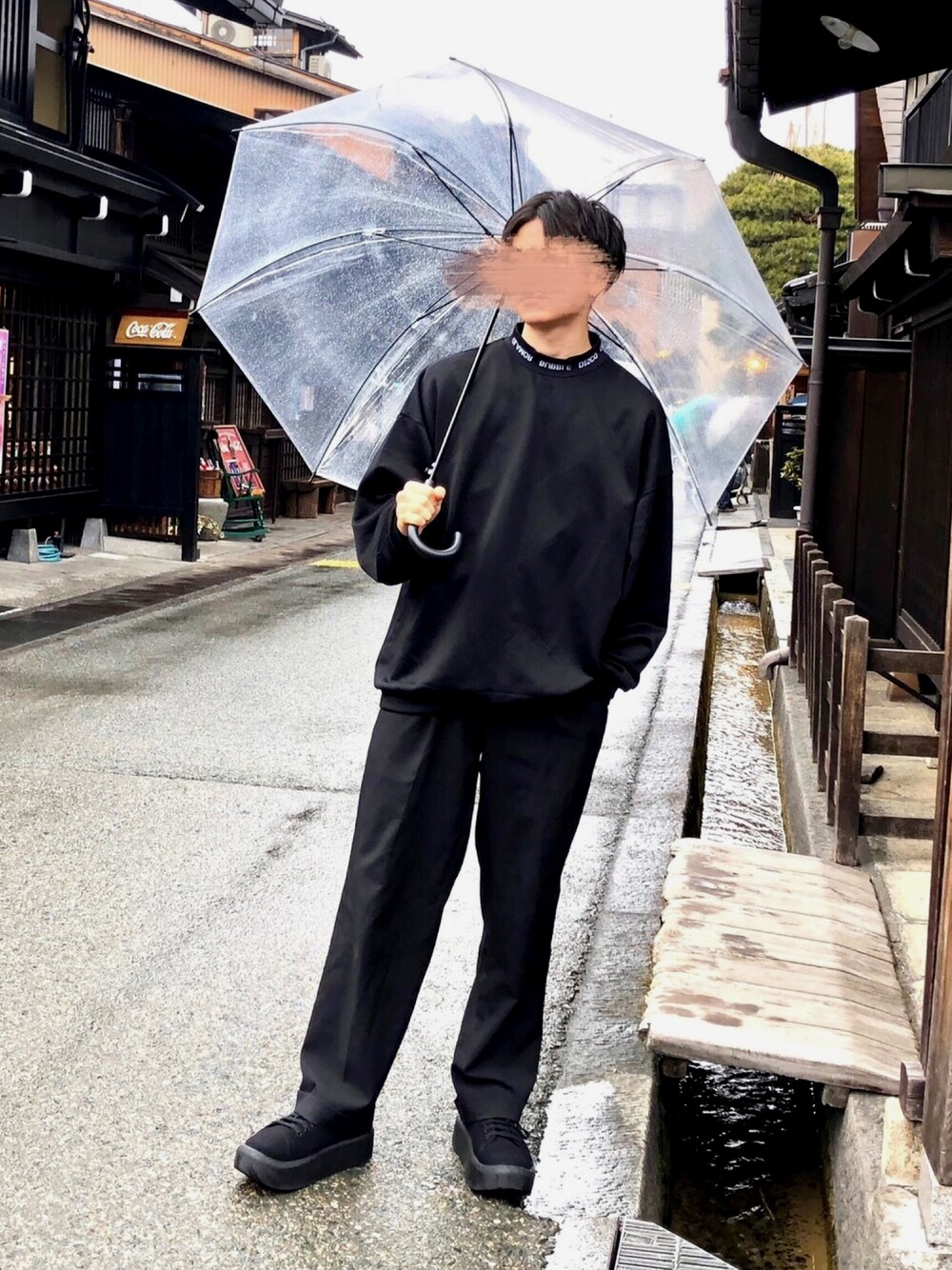 「はるコーデ、シンプル、ゆるコーデ、オーバーサイズ、黒、ブラック、モノトーン、ラフ、スニーカー、ロゴスウェット」｜「Lui'sのアイテム（スウェット、ブラック系）」を使った、ukiさん（メンズ・174cm）の春コーディネートの1枚目の写真