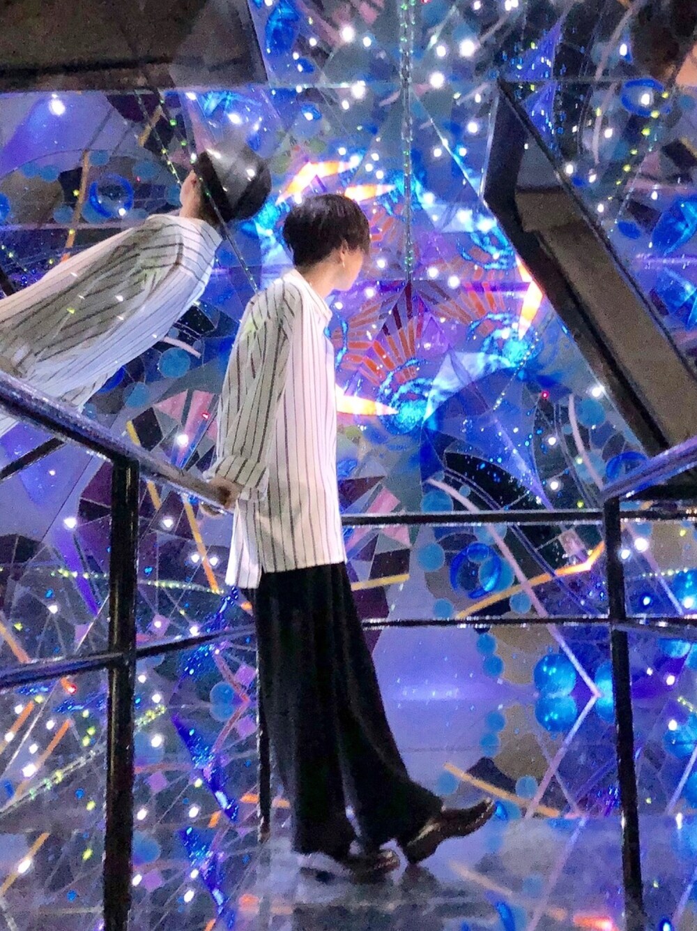 「カジュアル、オトナカジュアル、シャツスタイル、ストライプ、ワイドパンツ、サボサンダル、モノトーン、キレイめ、オーバーサイズ、ゆるコーデ」｜「BASQUE magentaのアイテム（シャツ/ブラウス、ホワイト系）」を使った、ukiさん（メンズ・174cm）の春コーディネートの1枚目の写真