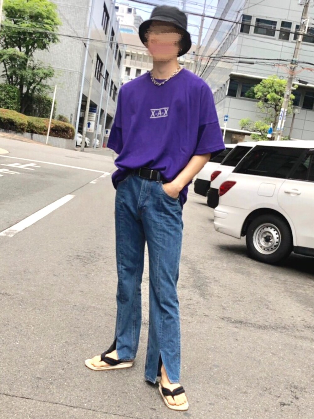 「フレアパンツ、デニム、パープル、Tシャツ、Tシャツ×デニム、タックイン、雪駄、バケハ、オトナカジュアル、夏コーデ」｜「HAREのアイテム（デニムパンツ、ブルー系）」を使った、ukiさん（メンズ・174cm）の夏コーディネートの1枚目の写真