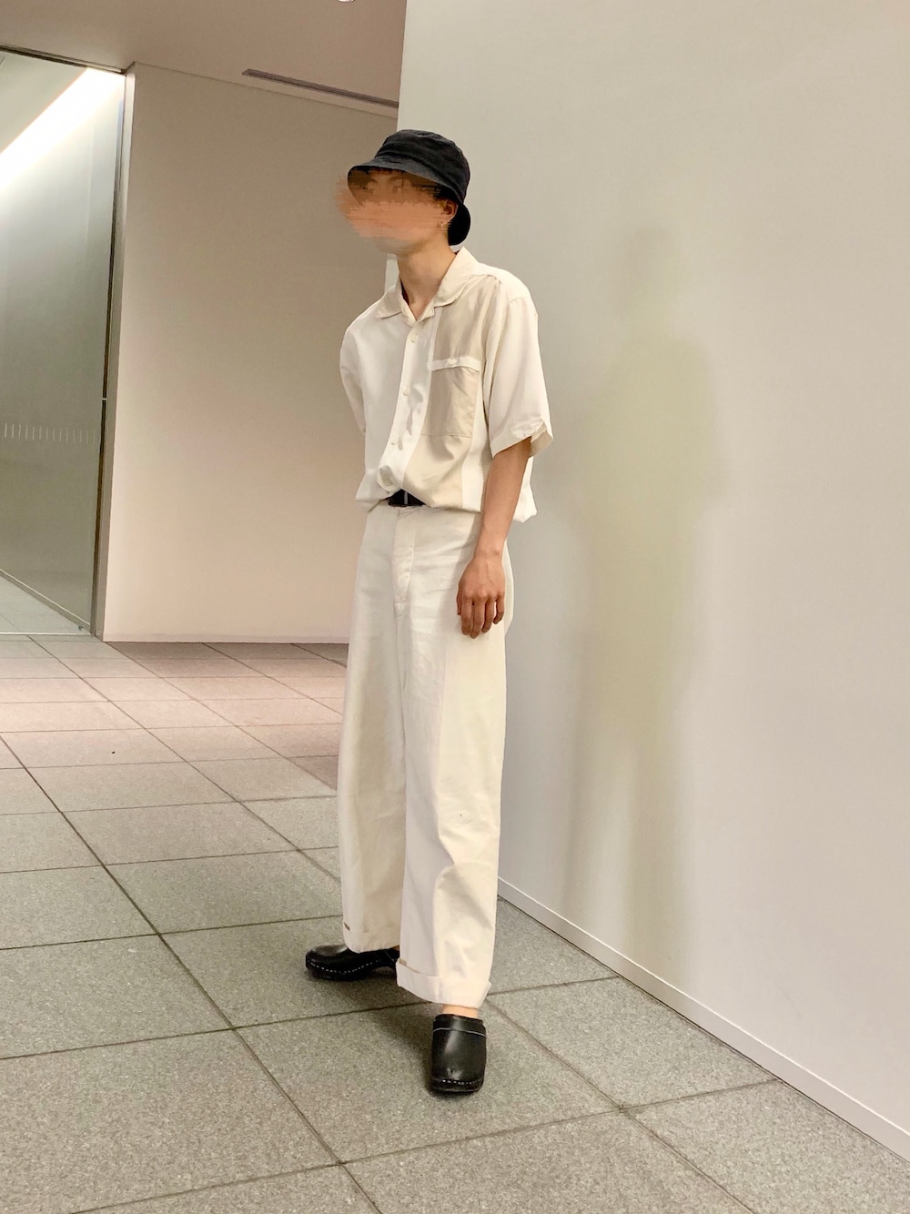 「夏コーデ、白シャツ、白パンツ、ホワイト、フレアパンツ、オープンカラーシャツ、タックイン、サボ、シンプル、オールホワイト」｜「no brandのアイテム（デニムパンツ、ホワイト系）」を使った、ukiさん（メンズ・175cm）の夏コーディネートの1枚目の写真