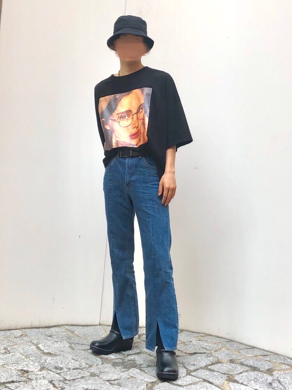 「フレアパンツ、デニムパンツ、タックイン、サボ、サボサンダル、黒Tシャツ、プリントT、厚底サンダル、革靴、ビッグシルエット」｜「no brandのアイテム（トップス、ブラック系）」を使った、ukiさん（メンズ・175cm）の夏コーディネートの1枚目の写真