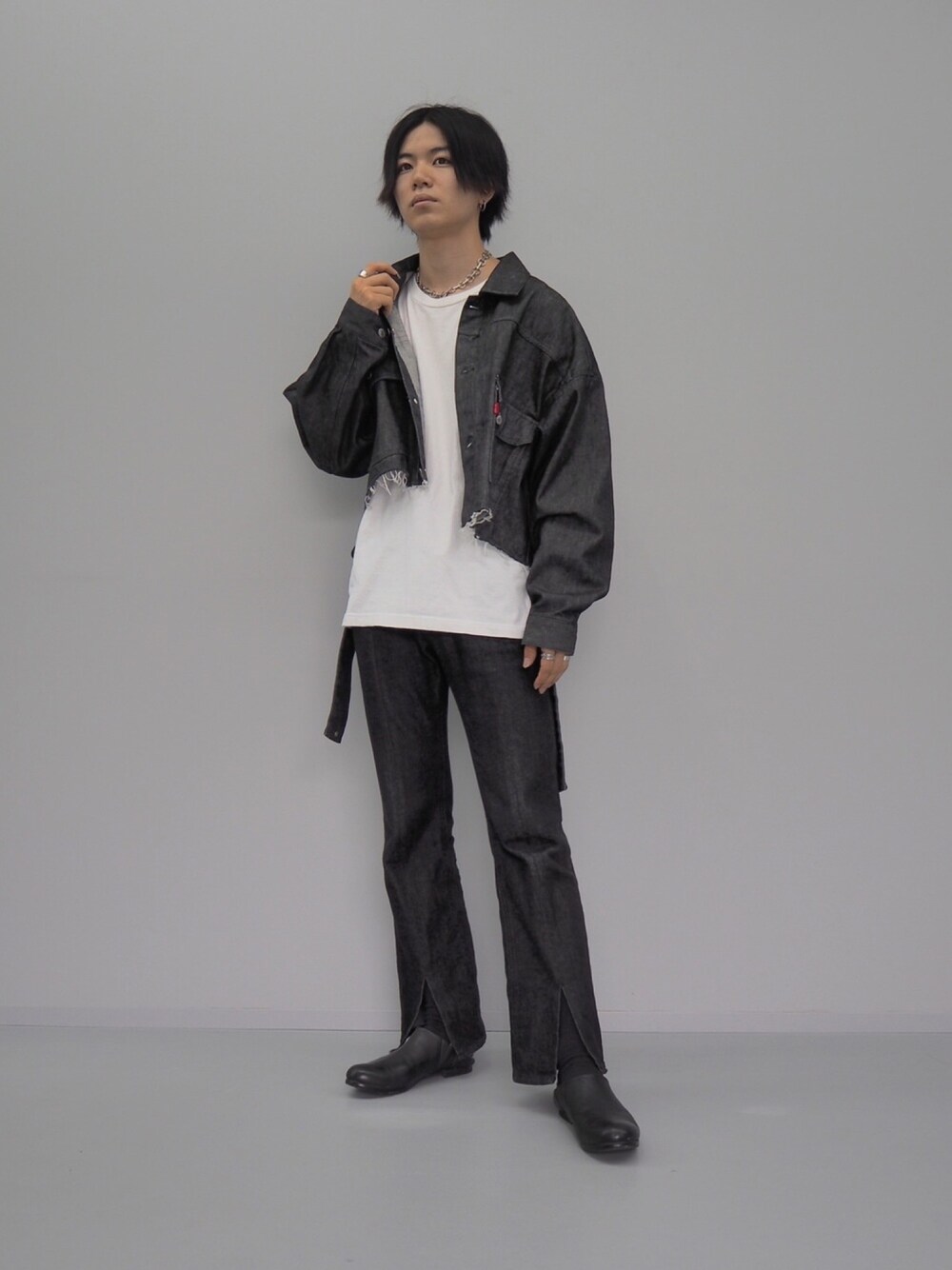「デニムジャケット、デニムパンツ、デニム、ブラックコーデ、モノトーン、レイヤードスタイル、フレアパンツ、セットアップ、セットアップ風、センタープレス」｜「NEONSIGNのアイテム（デニムジャケット、ブラック系）」を使った、ukiさん（メンズ・174cm）の秋コーディネートの1枚目の写真
