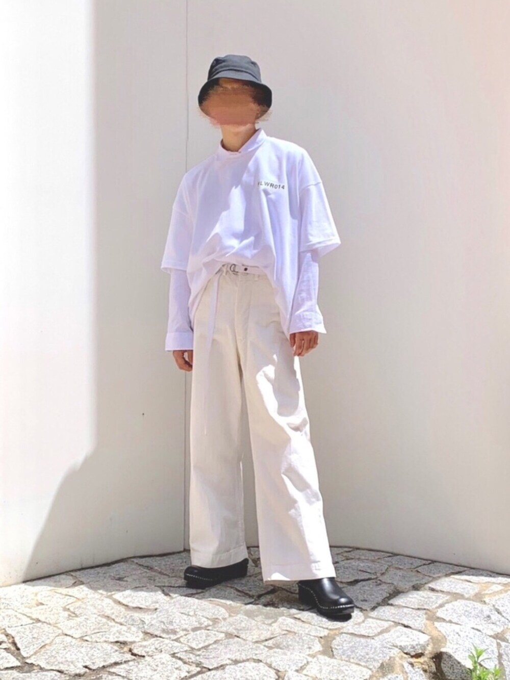 「白Tシャツ、白パンツ、フレアパンツ、ワイドパンツ、バケットハット、サボサンダル、ホワイト、白シャツ、白コーデ、shiyoh」｜「no brandのアイテム（デニムパンツ、ホワイト系）」を使った、ukiさん（メンズ・174cm）の春コーディネートの1枚目の写真