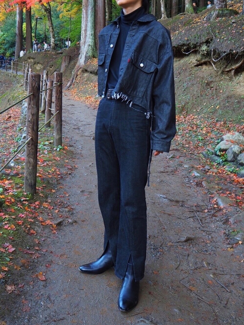 「デニム、デニムパンツ、デニムジャケット、ブラックコーデ、セットアップ、タートルネック、タックイン、フレアパンツ、ヒールブーツ、shiyoh」｜「HAREのアイテム（デニムパンツ、ブラック系）」を使った、ukiさん（メンズ・174cm）の秋コーディネートの1枚目の写真