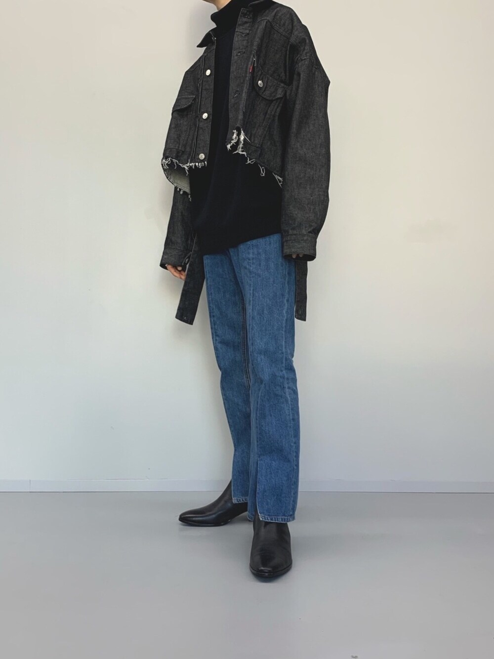「デニムパンツ、デニムジャケット、デニム、フレアパンツ、ヒールブーツ、タートルネック、ブラックコーデ、ブーツ、レイヤード、shiyoh」｜「no brandのアイテム（ブーツ、ブラック系）」を使った、ukiさん（メンズ・174cm）の秋コーディネートの1枚目の写真