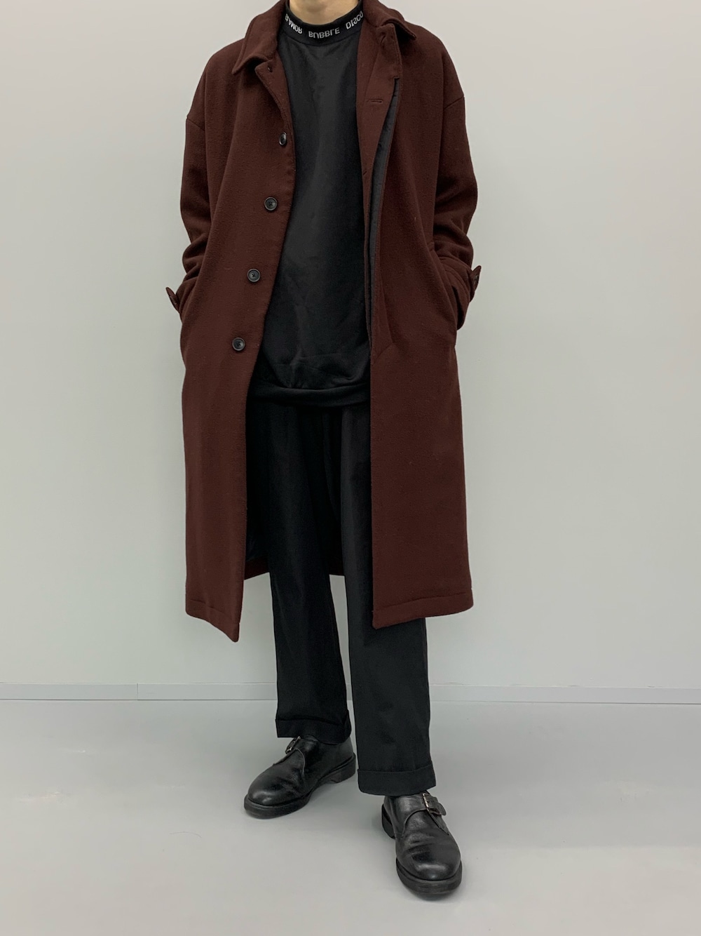 「オーバーサイズ、ブラック、ブラックコーデ、ステンカラーコート、ブラウン、モックネック、ドクターマーチン、shiyoh、シンプルコーデ、秋冬コーデ」｜「HAREのアイテム（ステンカラーコート、ブラウン系）」を使った、ukiさん（メンズ・174cm）の秋コーディネートの1枚目の写真