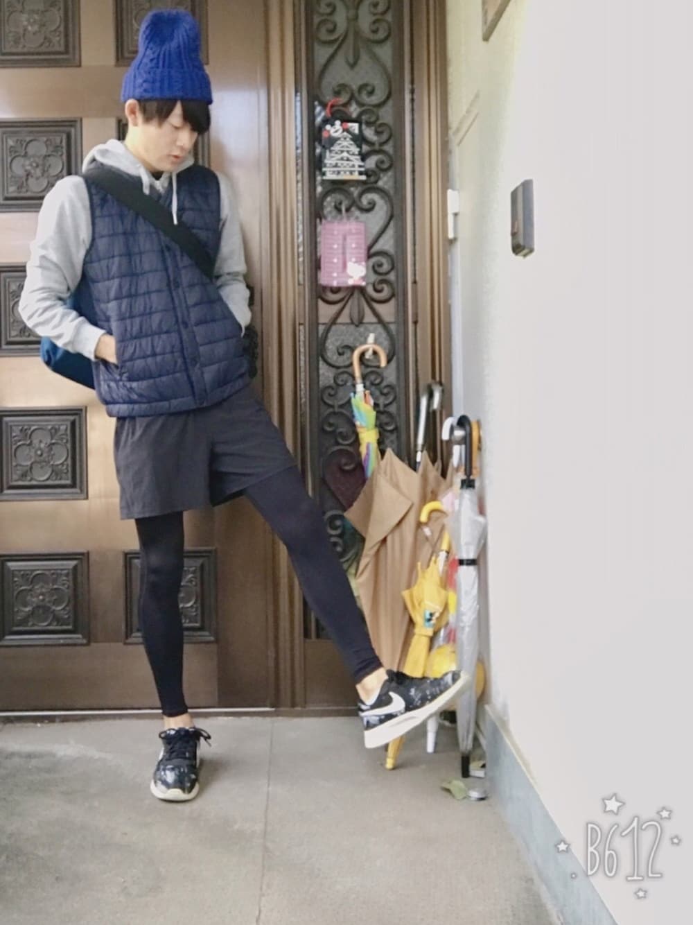 「ユニクロ、ダウンベスト、GU、アウター×グレーパーカー、グレーのパーカー、ニット帽、Manhattan Portage、メッセンジャーバッグ、レギンス、ハーフパンツ」｜「SHIPS Daysの【SN】super natural: ダウンベスト（ダウンベスト、ブラック系）」を使った、けけけさん（メンズ・173cm）の秋コーディネートの1枚目の写真