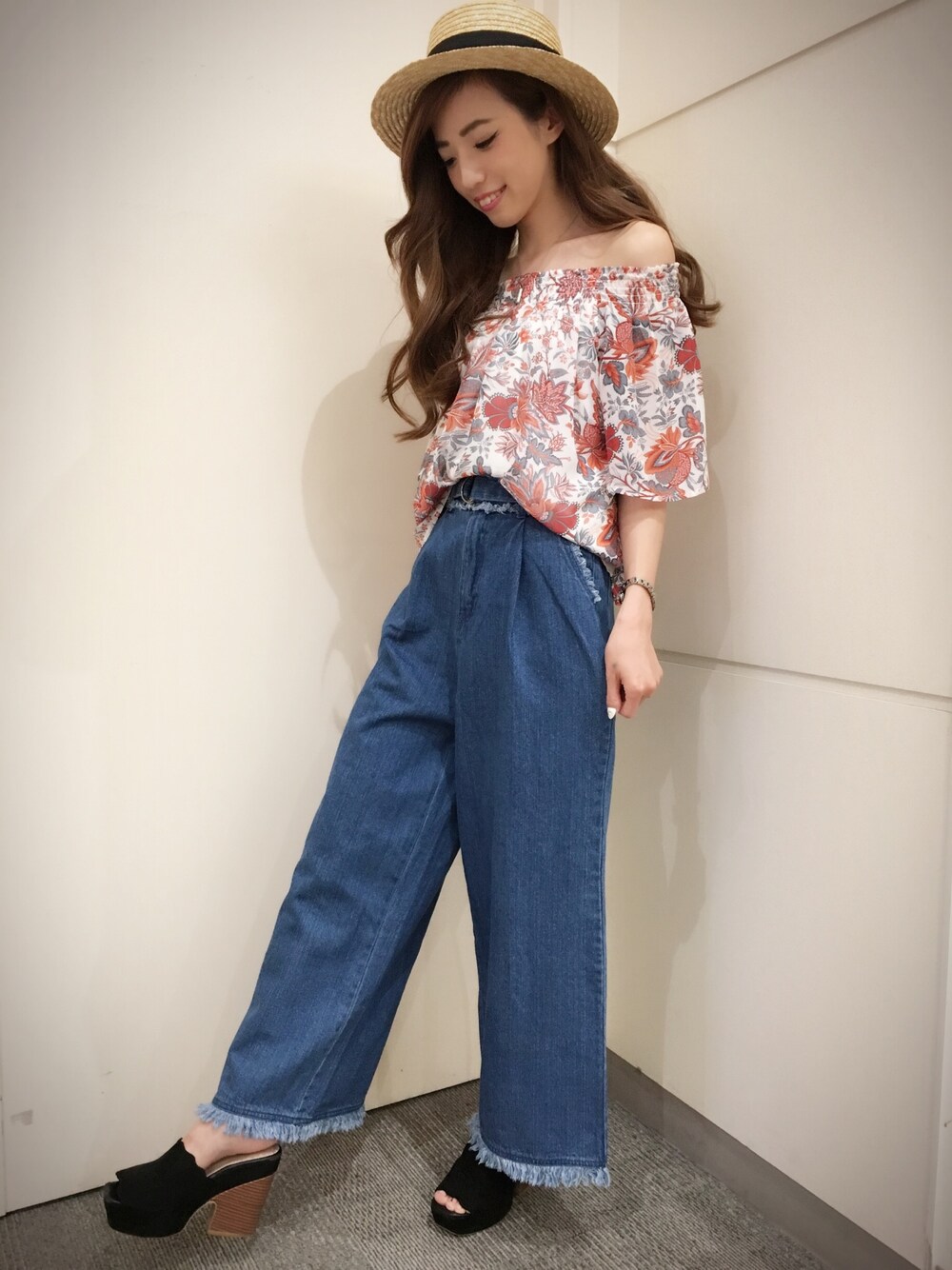 「夏コーデ、カンカン帽、ホワイト、オフショル、花柄、エスニック、デニム、ワイドパンツ、フリンジ、VENCE EXCHANGE」｜「VENCEEXCHANGEのカンカン帽                         （ハット、ベージュ系）」を使った、阪田 千鶴さん（レディース・157cm）の夏コーディネートの1枚目の写真