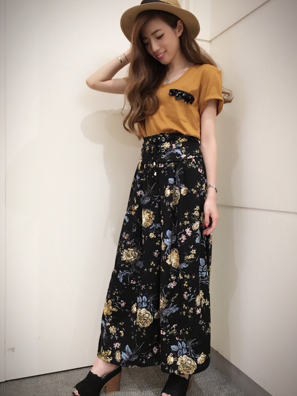 「夏、ラクチンコーデ、プチプラ、ハット、Tシャツ、花柄、ワイドパンツ、コルセット、サンダル、VENCE EXCHANGE」｜「VENCEEXCHANGEのブレード中折れハット（ハット、ブラウン系）」を使った、阪田 千鶴さん（レディース・157cm）の夏コーディネートの1枚目の写真