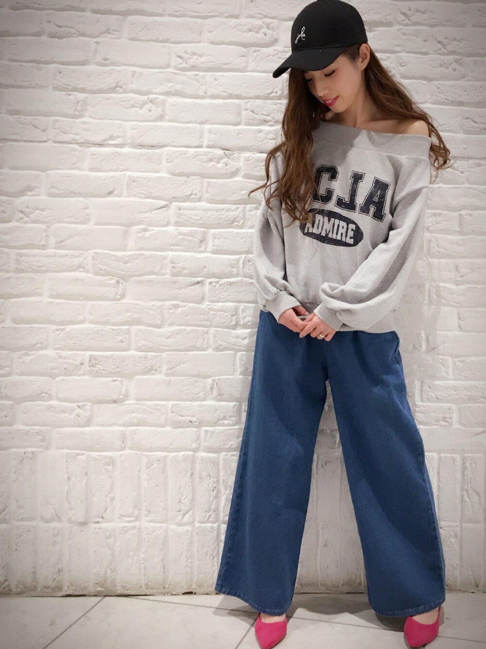 「春コーデ、春、キャップ、オフショル、グレー、デニム、ワイドパンツ、パンツスタイル、パンプス、VENCE EXCHANGE」｜「VENCEEXCHANGEのUCLAロゴプリントオフショルT        （スウェット、グレー系）」を使った、阪田 千鶴さん（レディース・157cm）の冬コーディネートの1枚目の写真