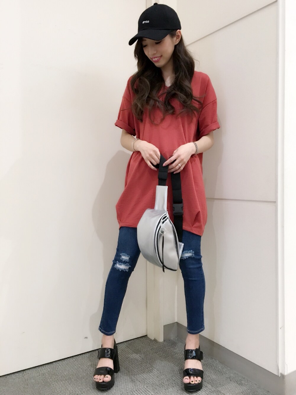 「春夏コーデ、カジュアル、キャップ、チュニック、Tシャツ、パンツスタイル、スキニーデニム、デニム、サンダル、VENCE EXCHANGE」｜「VENCEEXCHANGEのハッシュタグキャップ（キャップ、ブラック系）」を使った、阪田 千鶴さん（レディース・157cm）の春コーディネートの1枚目の写真