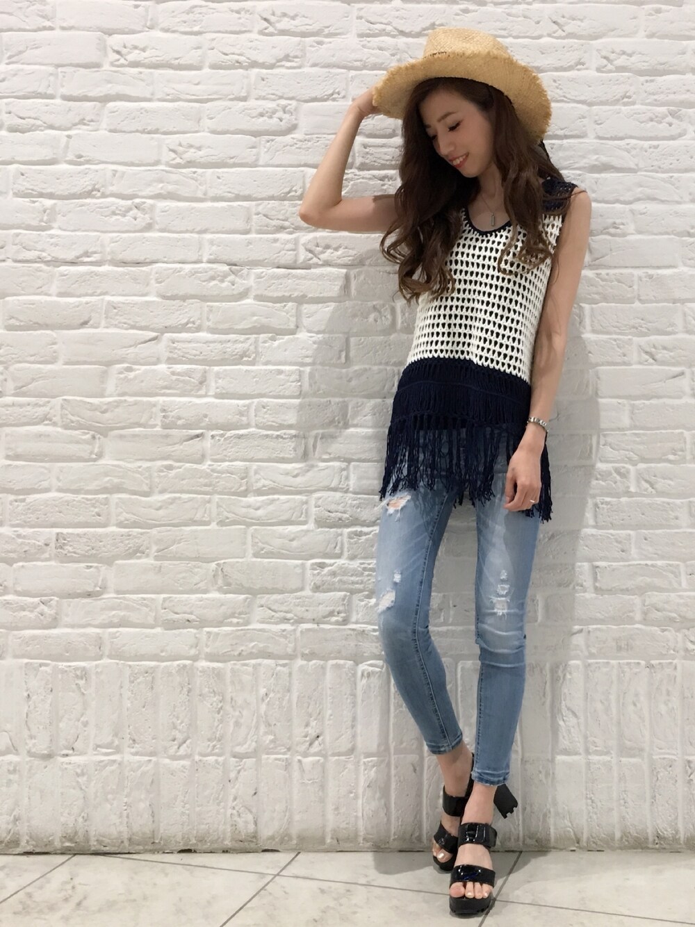 「カジュアル、夏、サマーニット、フリンジ、ネイビー、スキニーデニム、VENCE EXCHANGE」｜「VENCEEXCHANGEの【JELLY専属モデル 安井レイ着用】フリンジキャミソール（キャミソール、ブルー系）」を使った、阪田 千鶴さん（レディース・157cm）の夏コーディネートの1枚目の写真