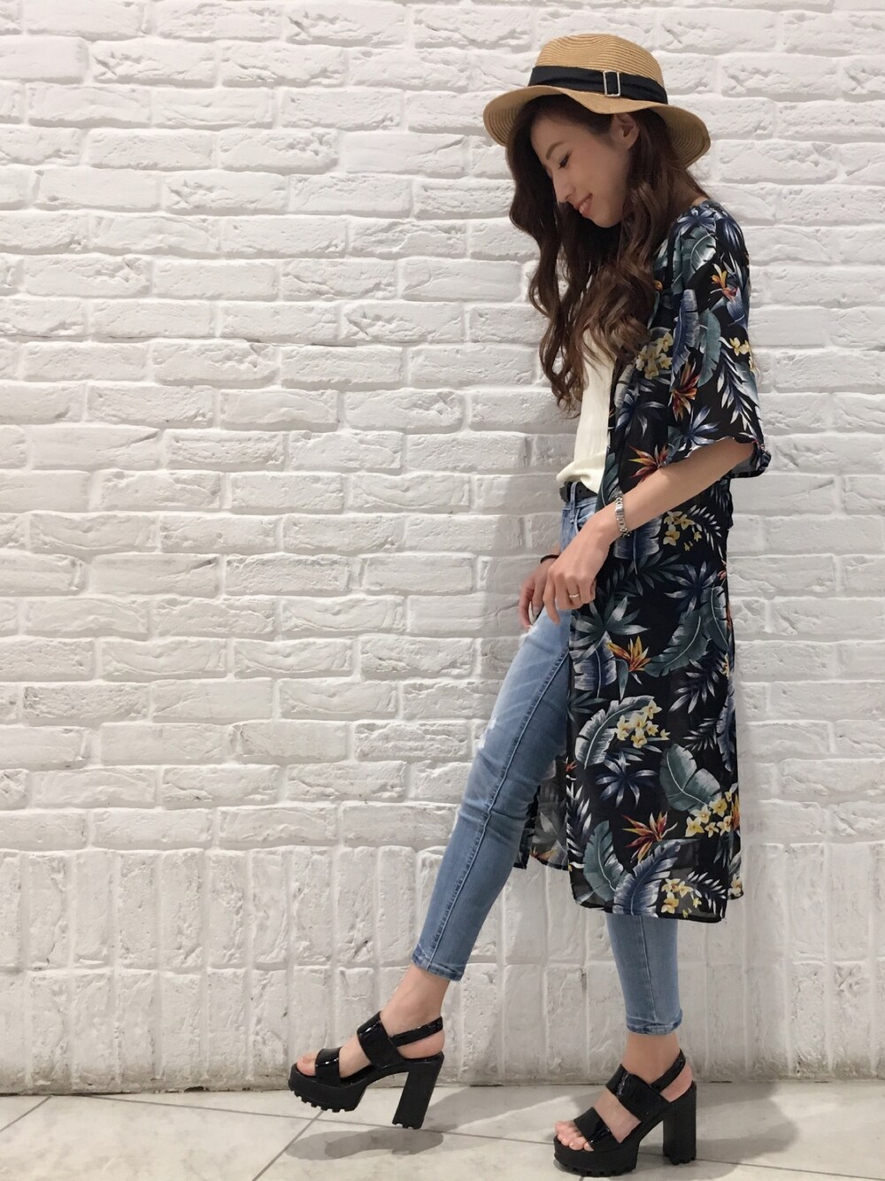 「夏、夏コーデ、ハット、ガウン、リゾート、スキニー、デニム、VENCE EXCHANGE」｜「VENCEEXCHANGEのリゾート柄シャツガウン（カーディガン/ボレロ、グリーン系）」を使った、阪田 千鶴さん（レディース・157cm）の夏コーディネートの1枚目の写真