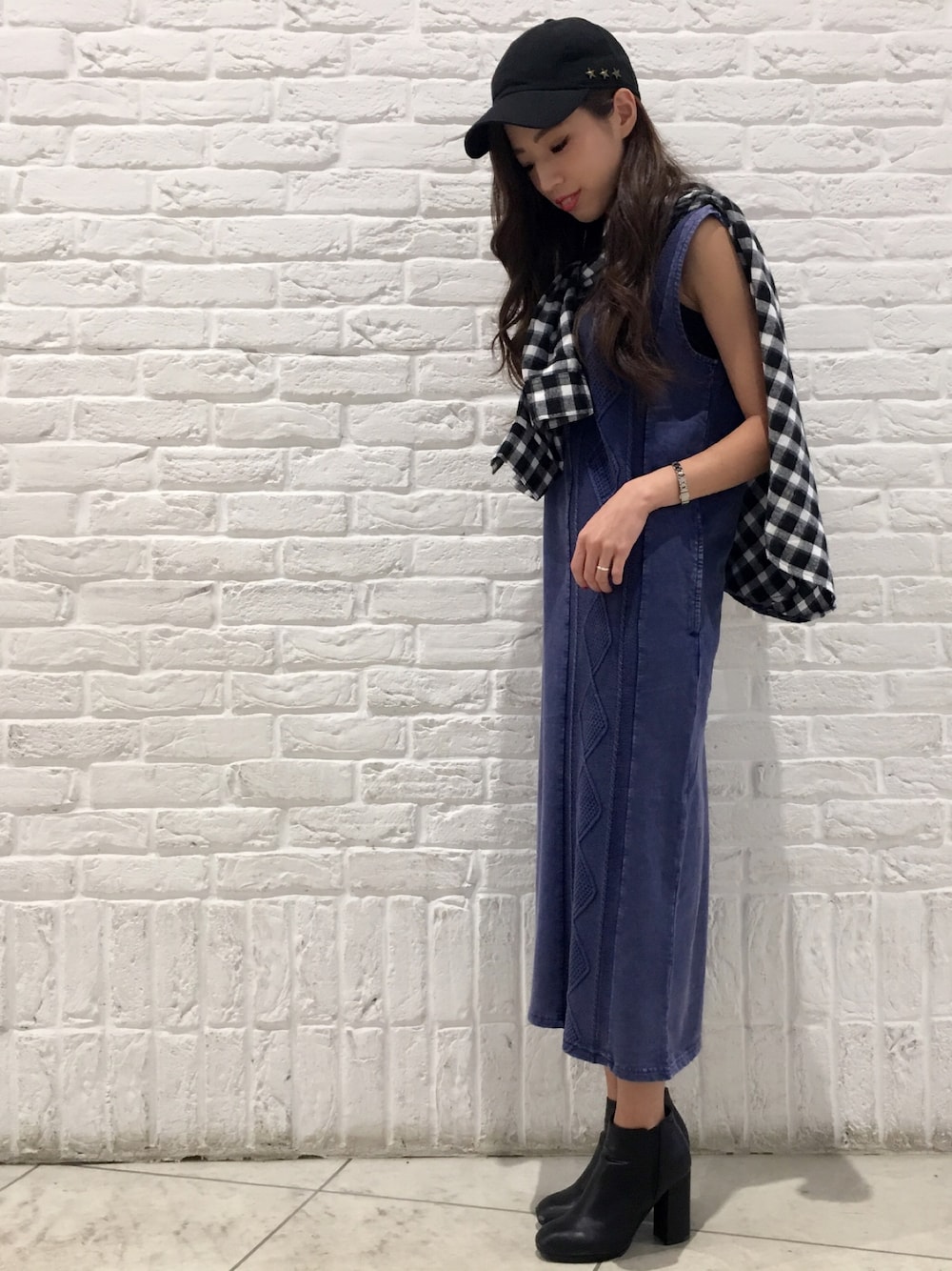 「ワンピース、ニット、シンプル、カジュアル、VENCE EXCHANGE、VENCE share style」｜「VENCEEXCHANGEのバックロゴチェックシャツ（シャツ/ブラウス、ブラック系）」を使った、阪田 千鶴さん（レディース・157cm）の秋コーディネートの1枚目の写真