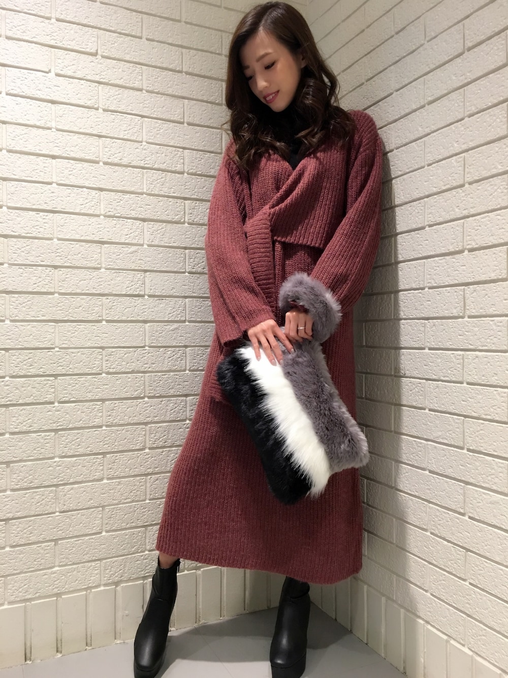 「カシュクール、ニットワンピース、ボルドー、タートルネック、ブラック、ファー小物、クラッチバッグ、ブーツ、VENCE EXCHANGE、VENCE share style」｜「VENCEEXCHANGEのカシュクールニットワンピース（ワンピース、レッド系）」を使った、阪田 千鶴さん（レディース・157cm）の秋コーディネートの1枚目の写真