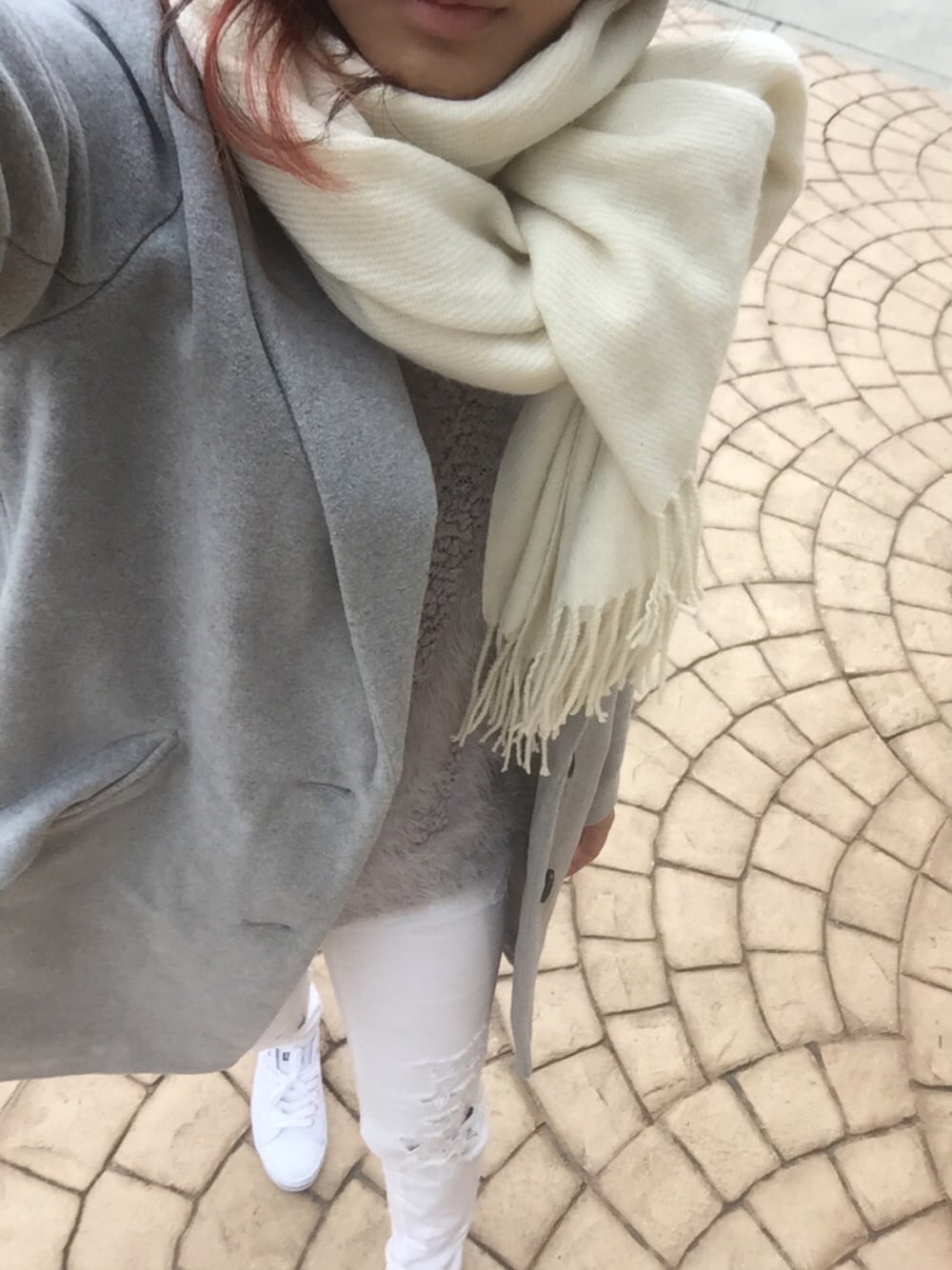 グレー系のジャケット/アウター、ホワイト系のデニムパンツ、ホワイト系のスニーカーを着用したレディースの冬コーディネートの1枚目の写真