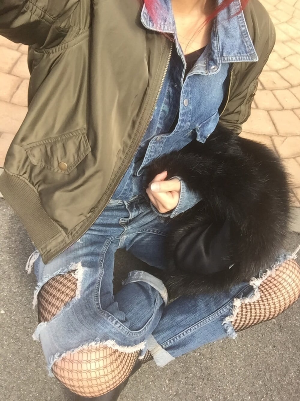 ブルー系のシャツ/ブラウス、ブルー系のデニムパンツ、グリーン系のMA-1を着用したレディースの冬コーディネートの1枚目の写真