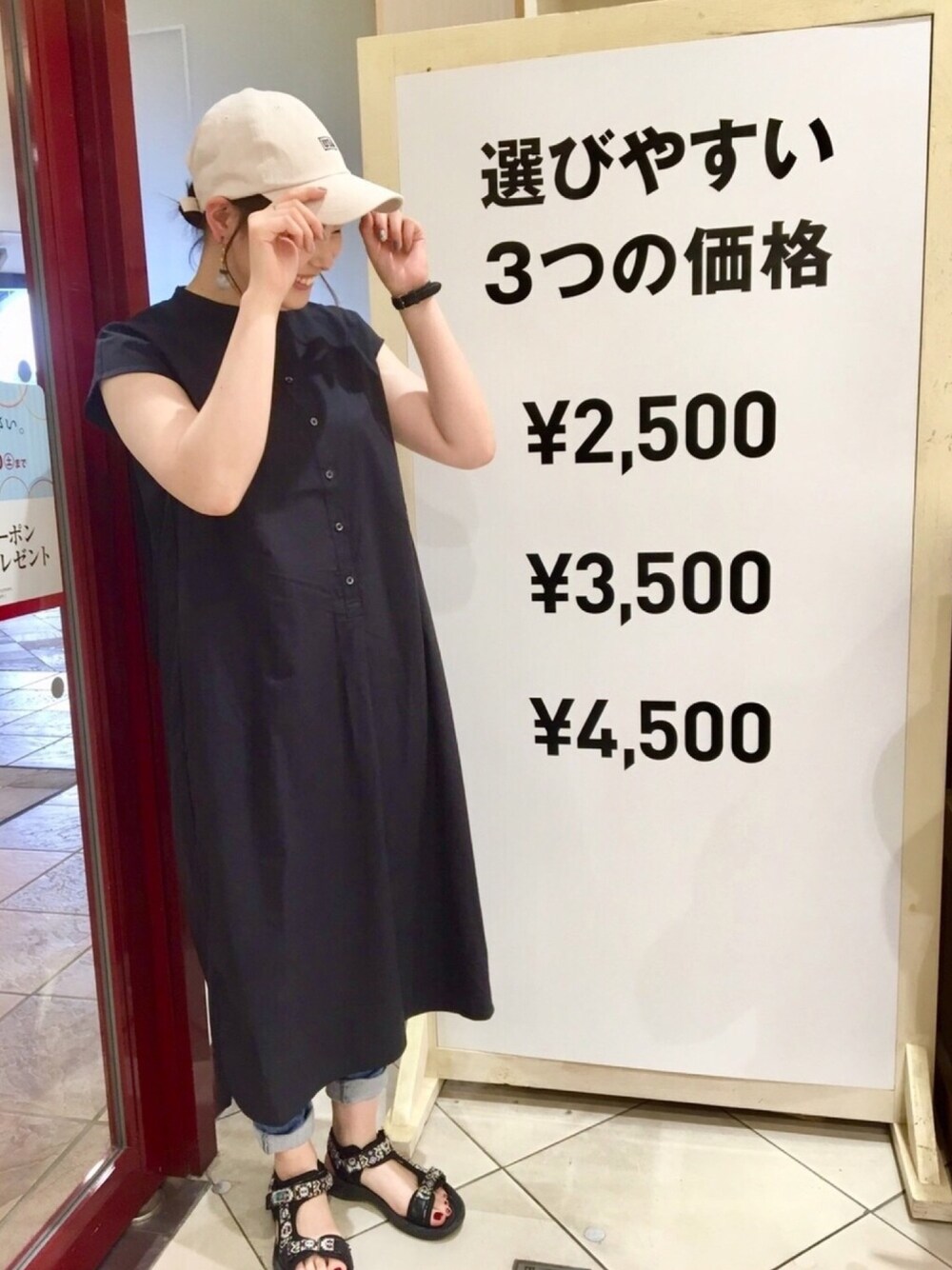 「ゆるコーデ、夏、きれいめカジュアル、シンプル、ユニクロ、黒、スポーツサンダル、プチプラ、キャップ、14+」｜「14+のUSAコットンウォッシュキャップ（キャップ、ベージュ系）」を使った、14+ マルイファミリー海老名店 スタッフさん（メンズ・164cm）の夏コーディネートの1枚目の写真