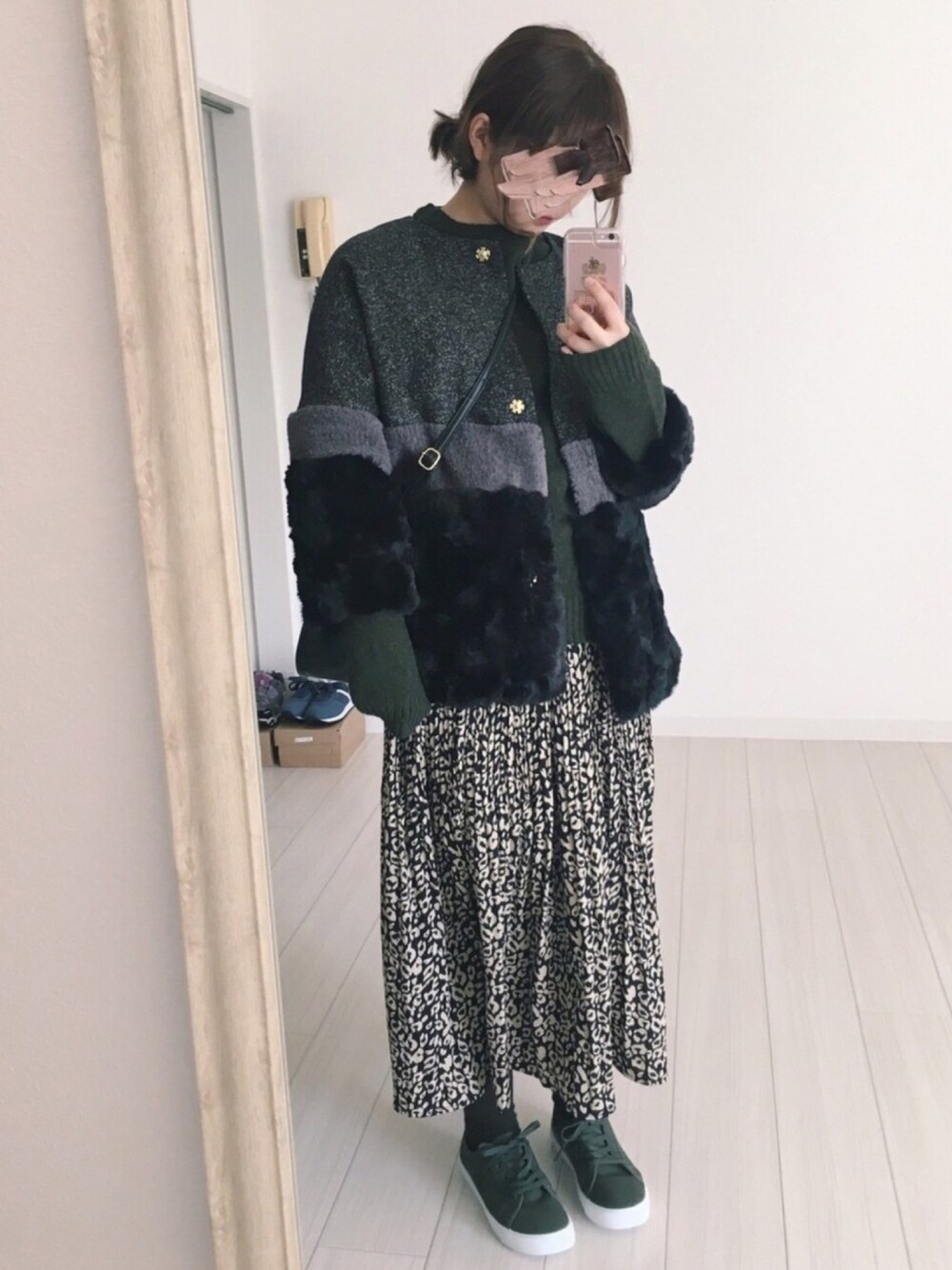 グリーン系のニット/セーター、グリーン系のスニーカー、ブラック系のノーカラージャケットを着用したレディースの冬コーディネートの1枚目の写真