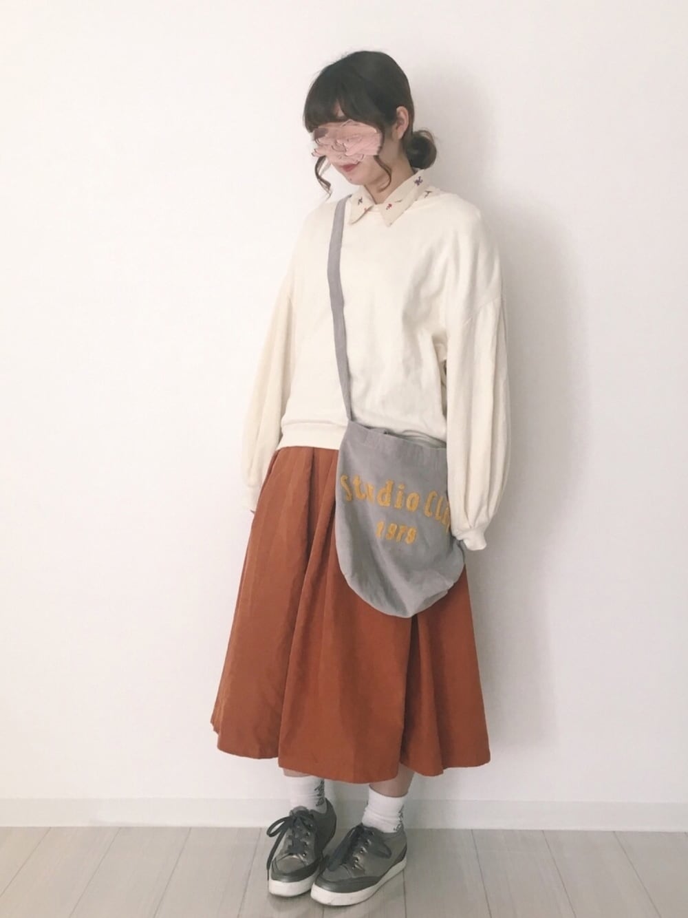 ベージュ系のTシャツ/カットソー、シルバー系のスニーカー、グレー系のトートバッグを着用したレディースの冬コーディネートの1枚目の写真