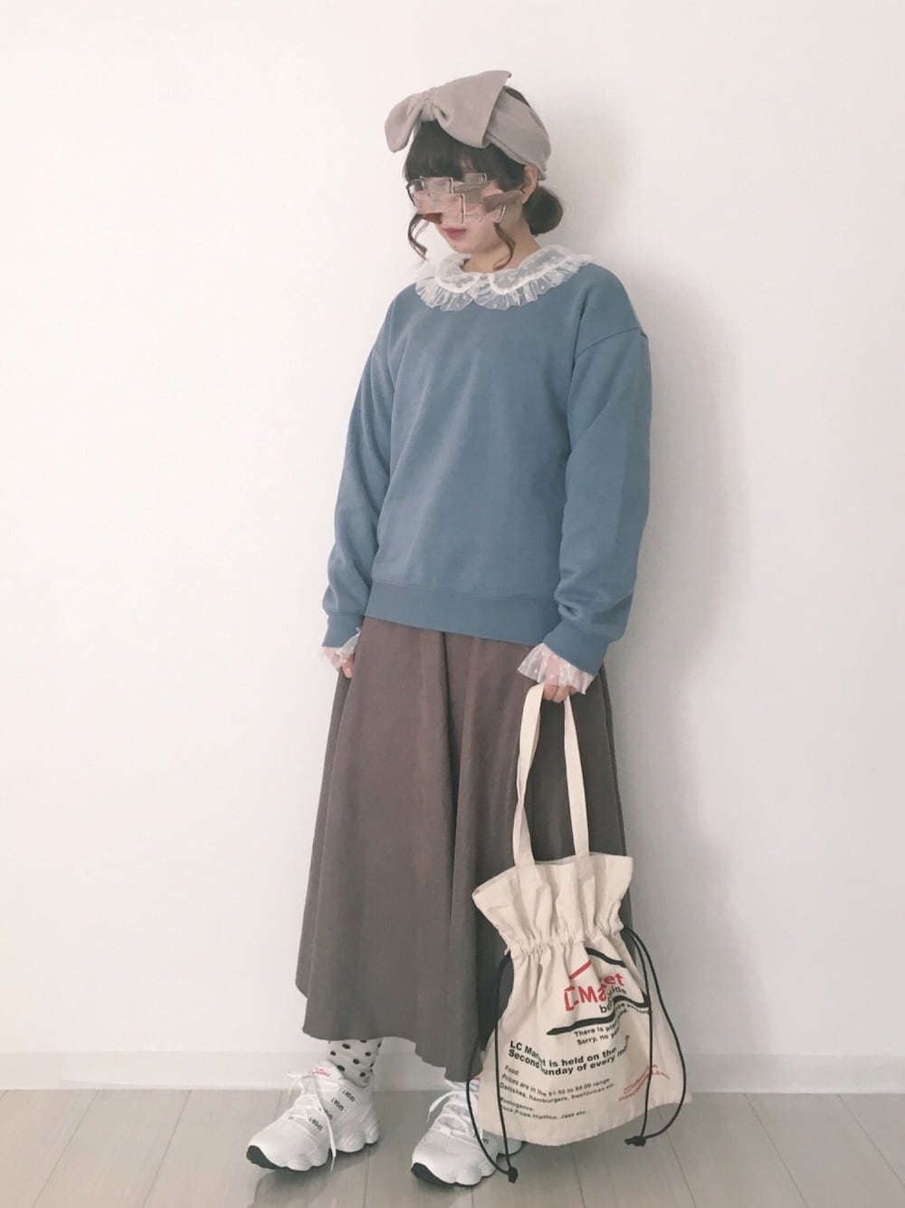 ホワイト系のシャツ/ブラウス、グレー系のスカート、ブルー系のスウェットを着用したレディースの冬コーディネートの1枚目の写真