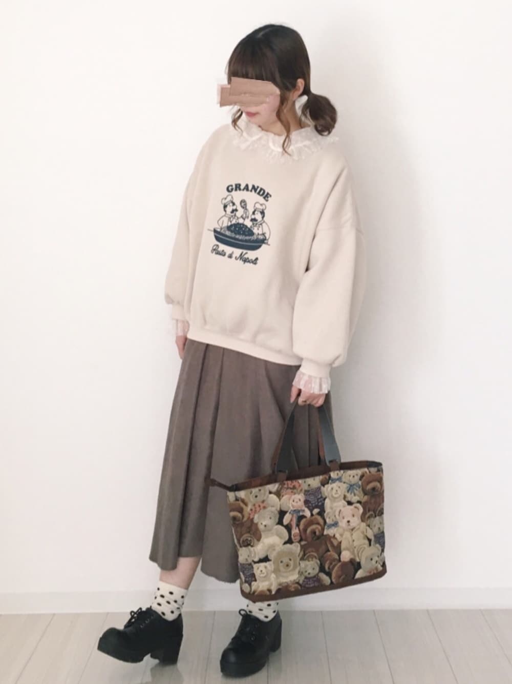 ベージュ系のスウェット、グレー系のスカート、ホワイト系のシャツ/ブラウスを着用したレディースの春コーディネートの1枚目の写真