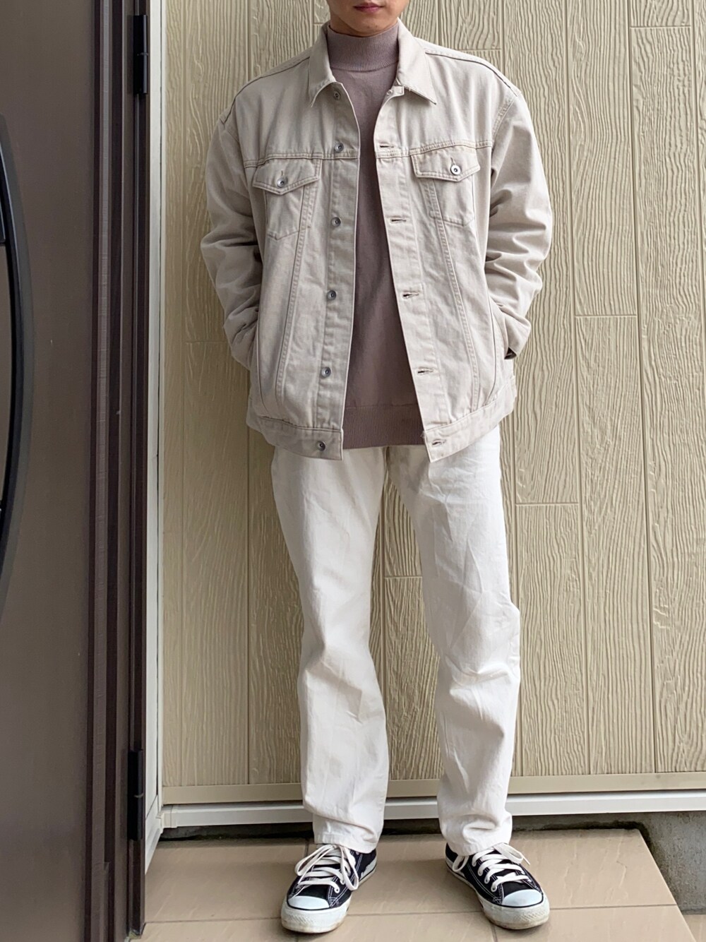 ベージュ系のデニムジャケット、ベージュ系のニット/セーターを着用したメンズの春コーディネートの1枚目の写真